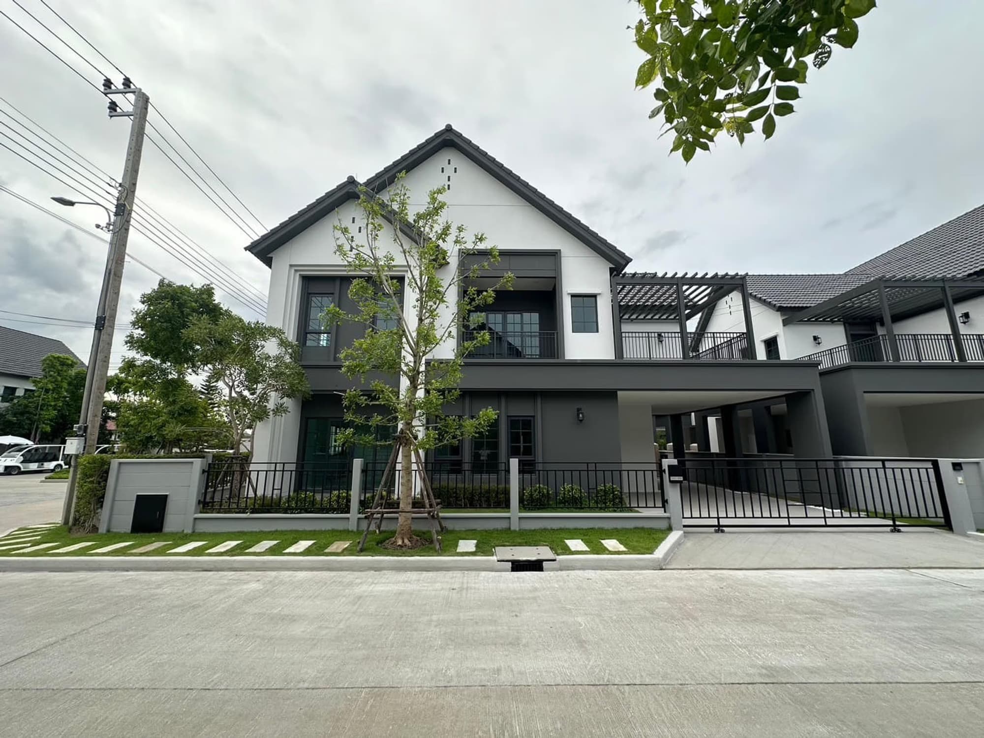 4 Bed House for Rent and Sale in Bang Phli - Image 1