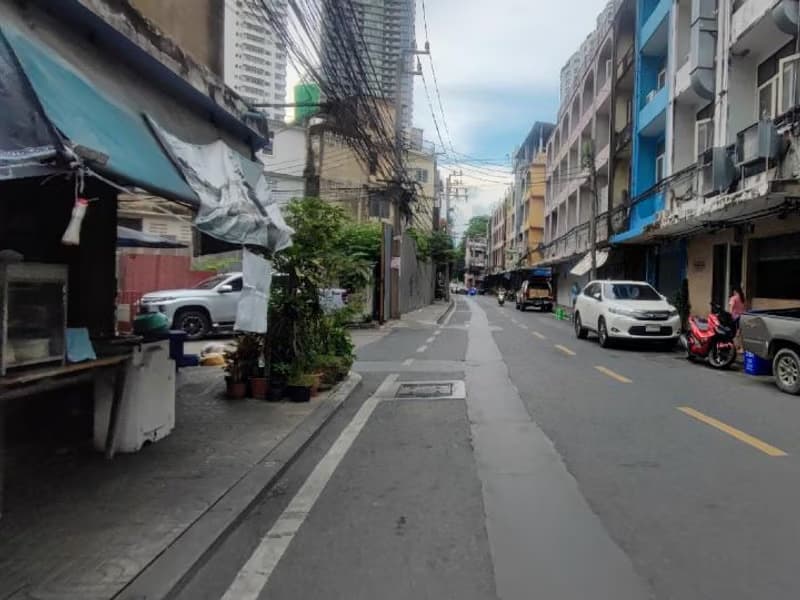 1 Bed Commercial for Rent in Khlong Toei