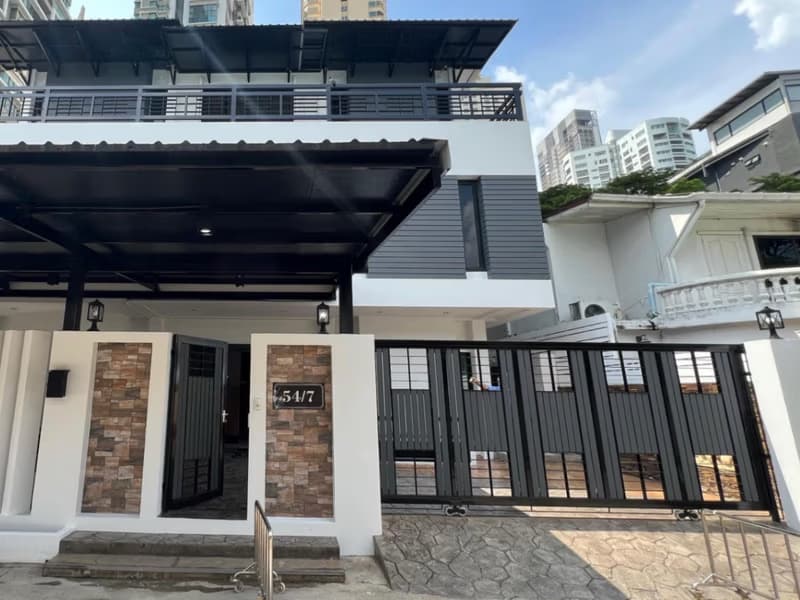 5 Bed Townhouse for Rent in Khlong Toei