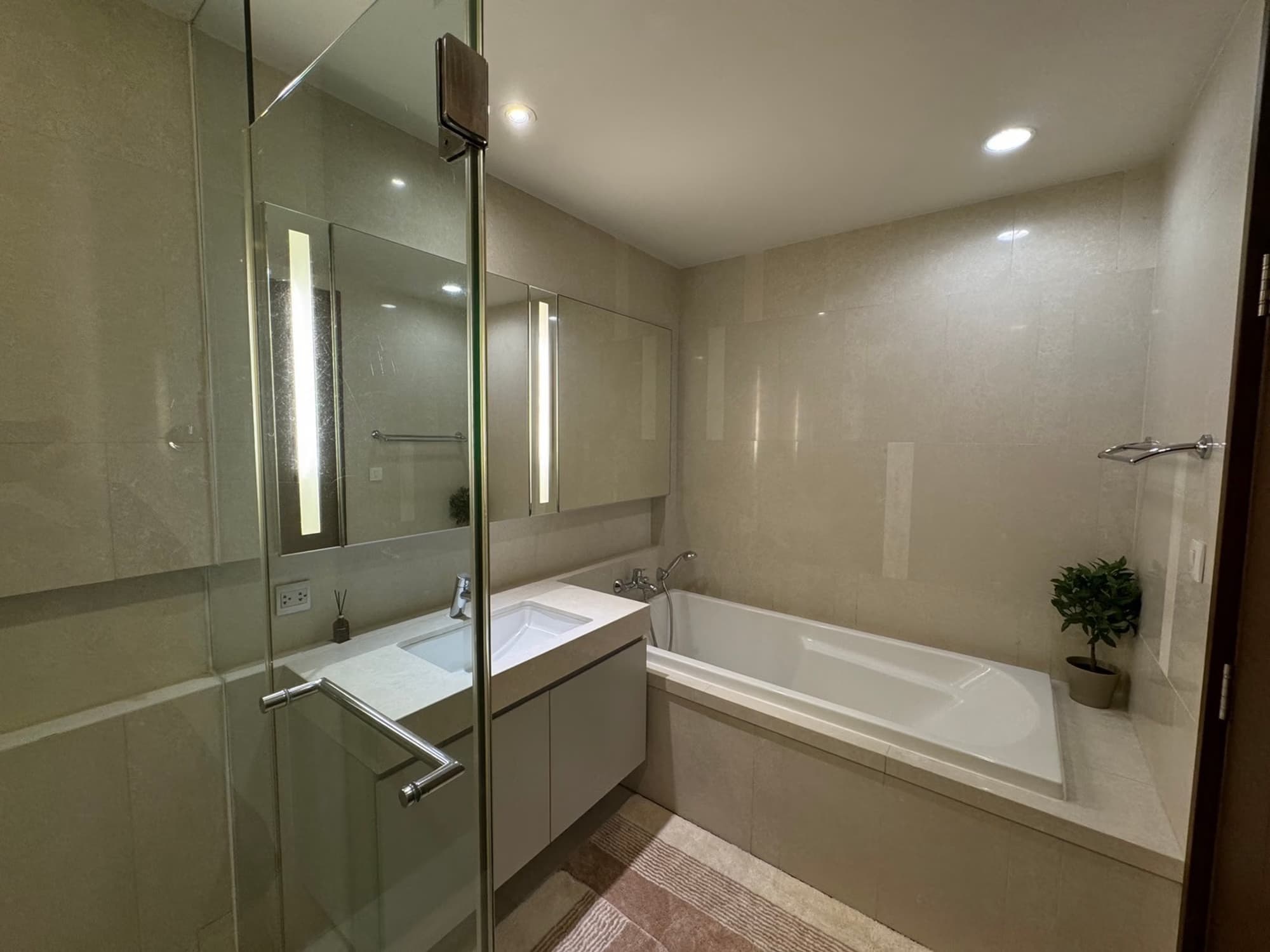 1 Bed Condo for Rent in Watthana - Image 4