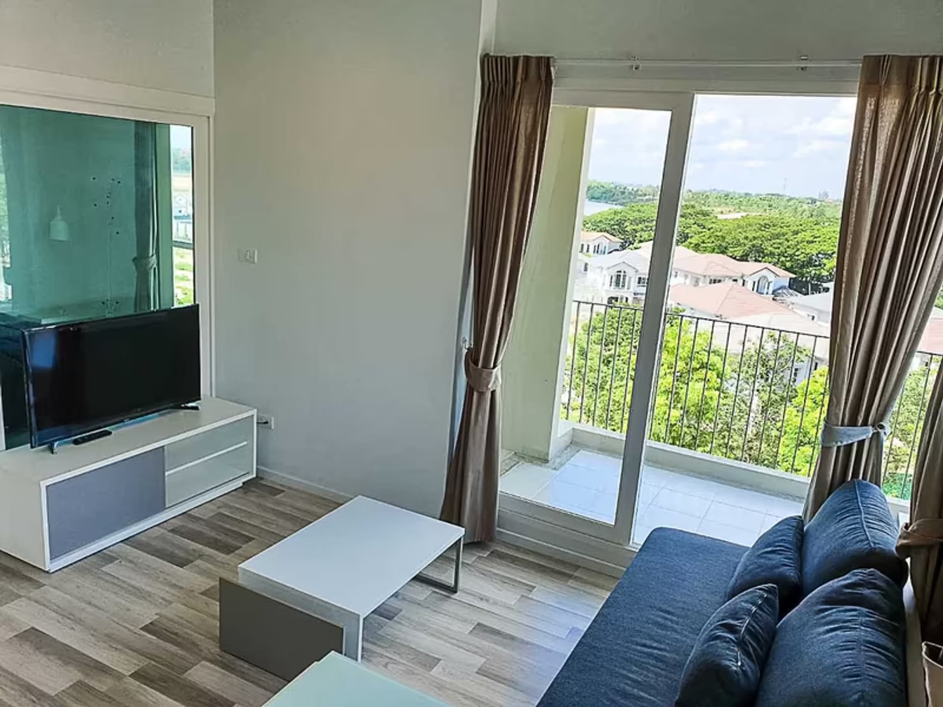 1 Bedroom Condo - Image 1