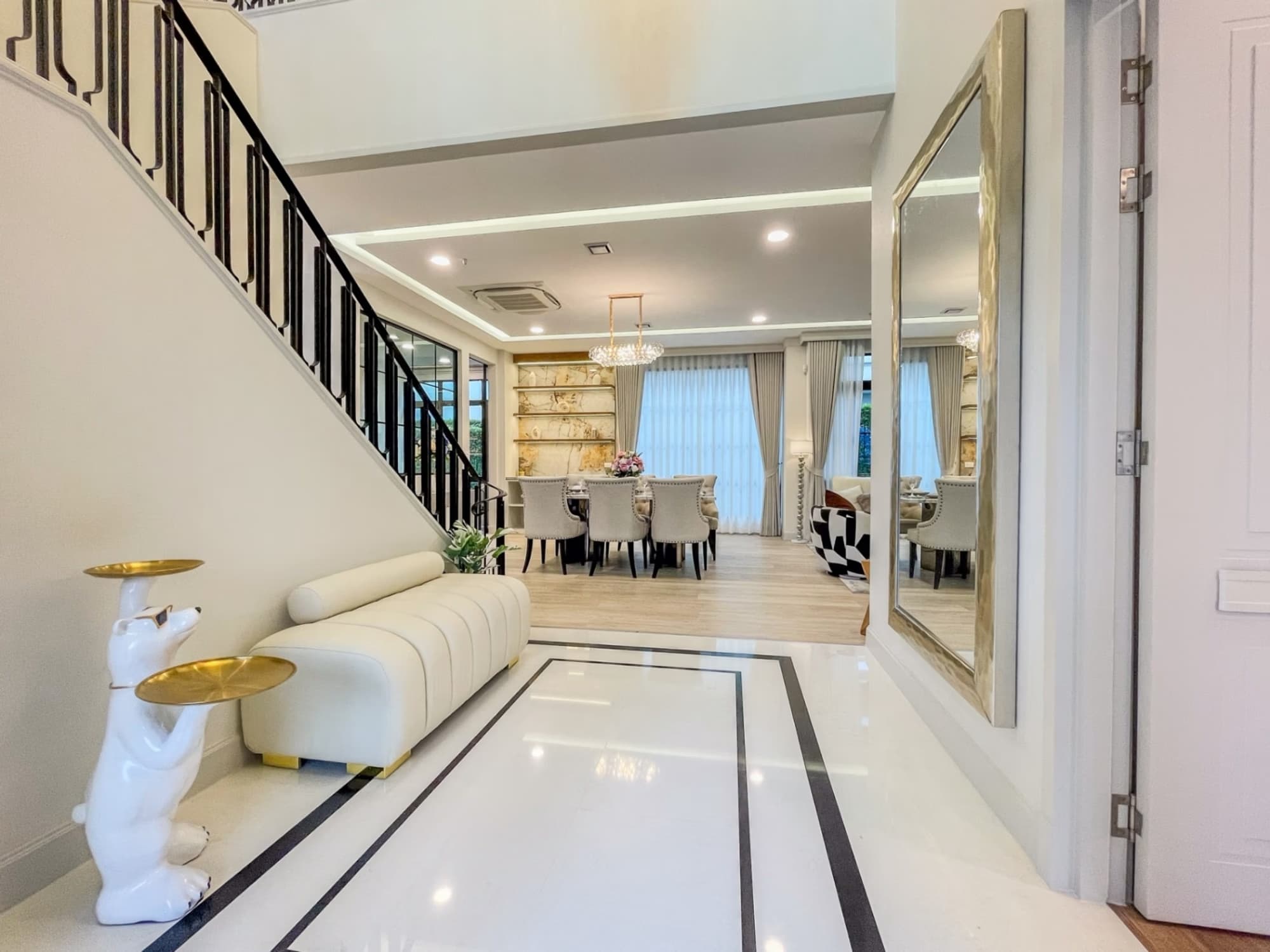 4 Bed House for Rent and Sale in Saphan Sung - Image 4