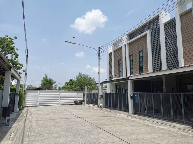 4 Bedroom Townhouse