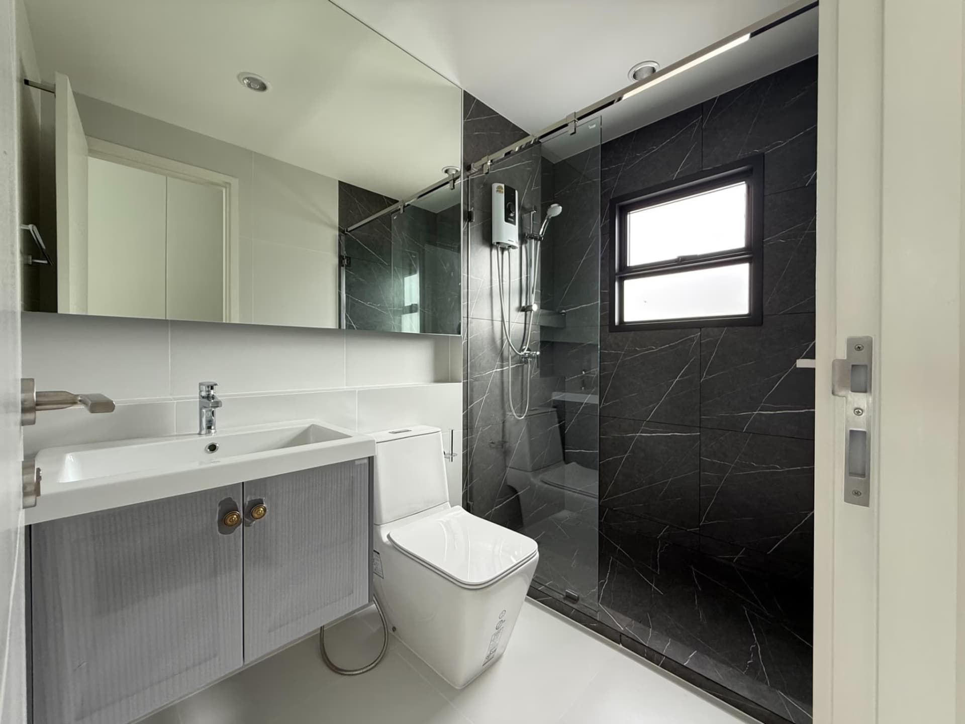 4 Bed House for Rent and Sale in Bang Phli - Image 6