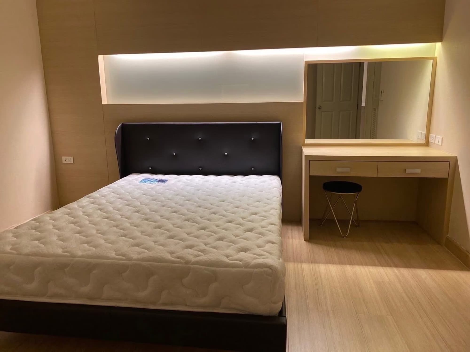 2 Bed Condo for Rent in Khlong San - Image 7