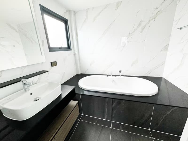 5 Bed House for Rent in Bang Phli