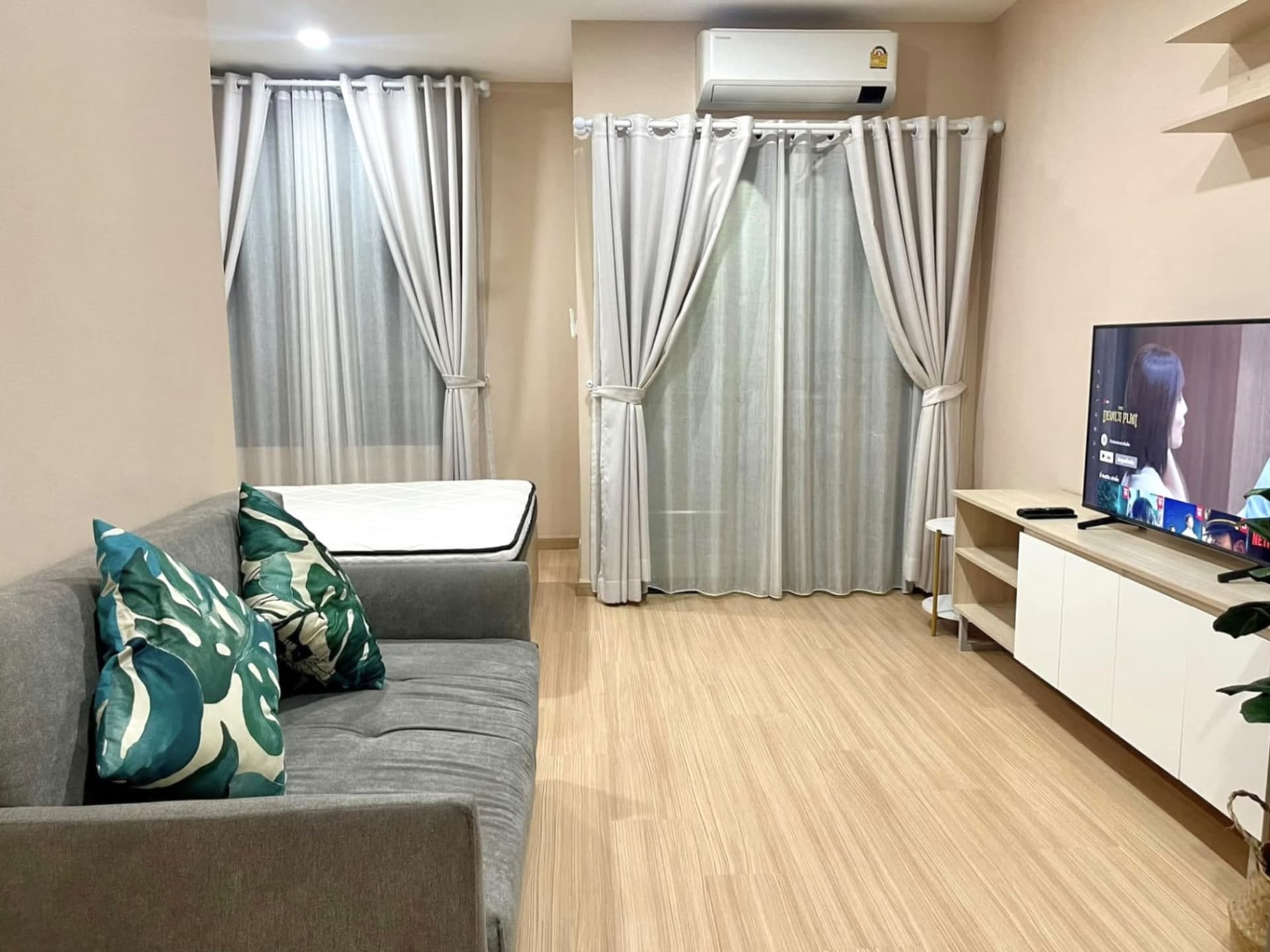 Condo for Rent at The Fore Condo - Image 1