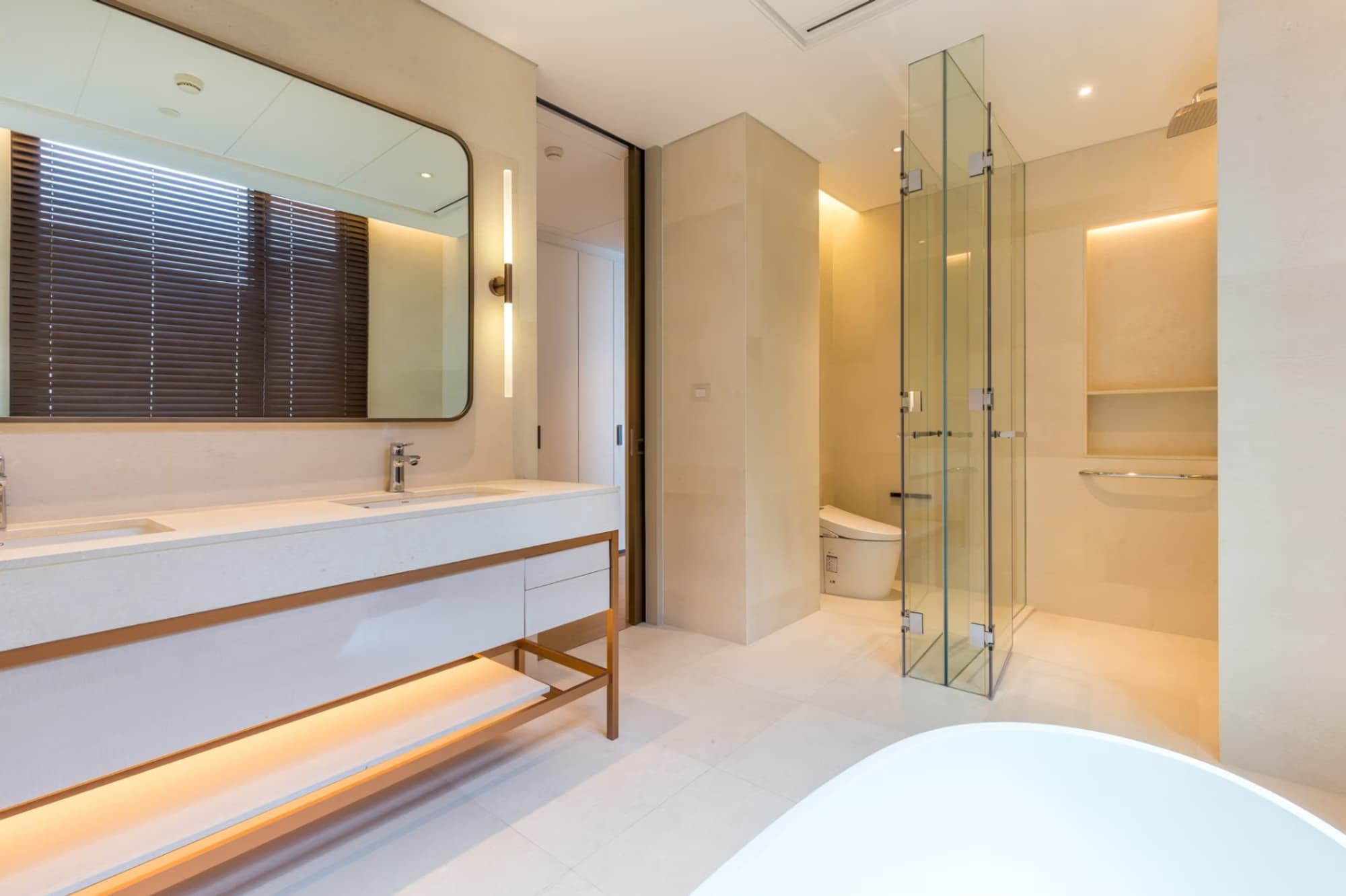 2 Bed Condo for Rent and Sale in Pathum Wan - Image 8