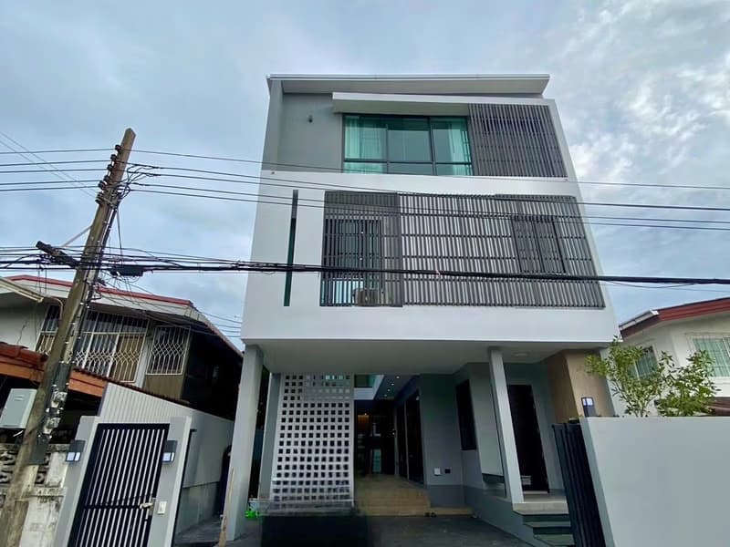 4 Bed House for Rent in Watthana