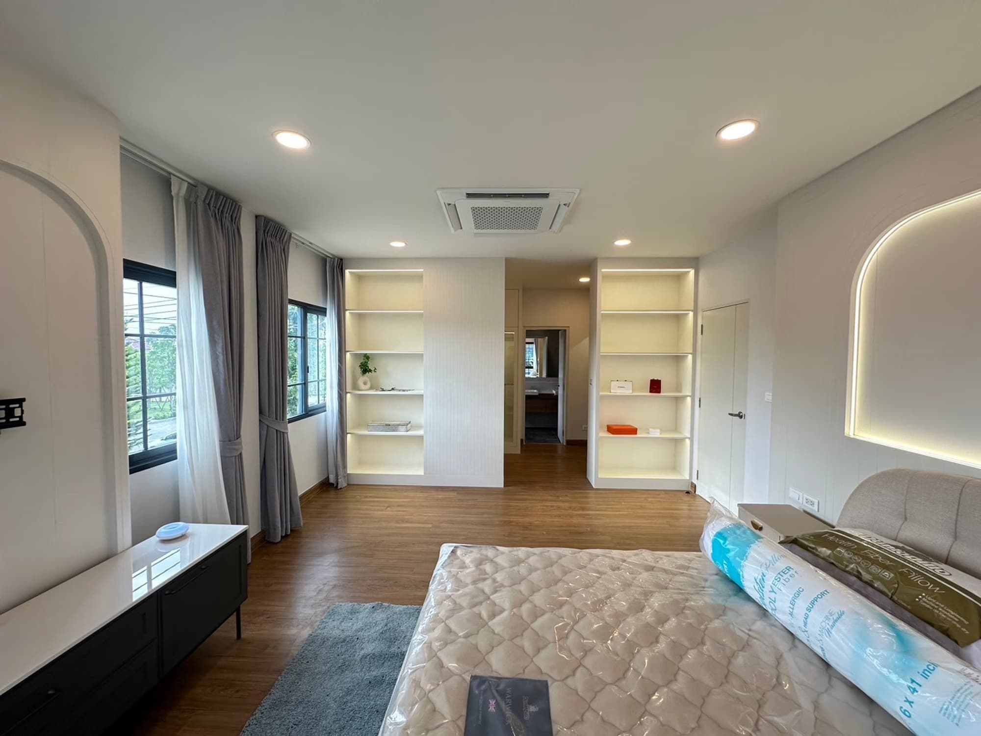 4 Bed House for Rent and Sale in Bang Phli - Image 9