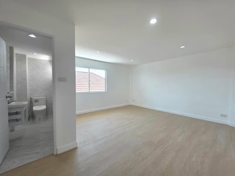4 Bed Townhouse for Sale in Suan Luang