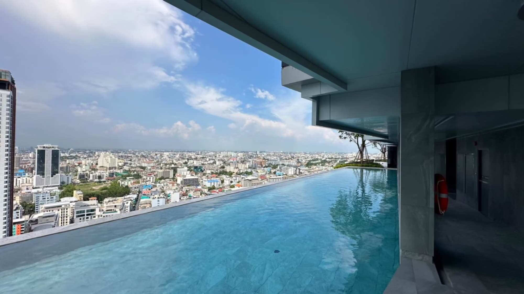2 Bed Condo for Rent and Sale in Huai Khwang - Image 8