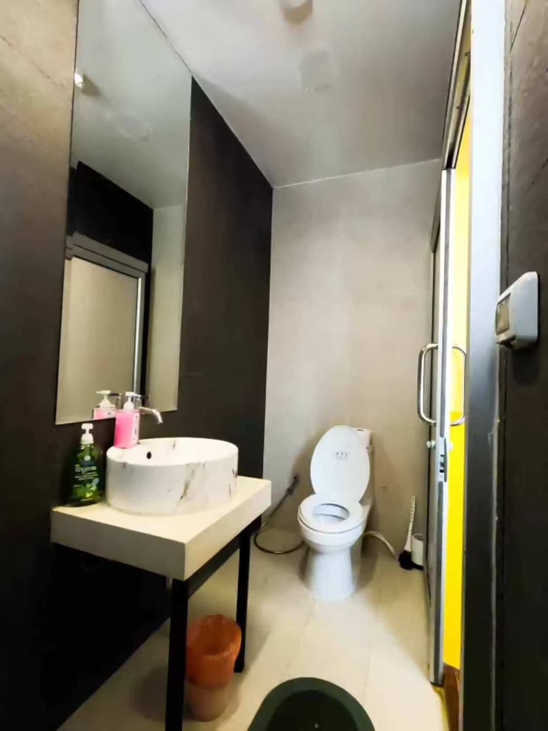 6 Bedroom House - Image 4