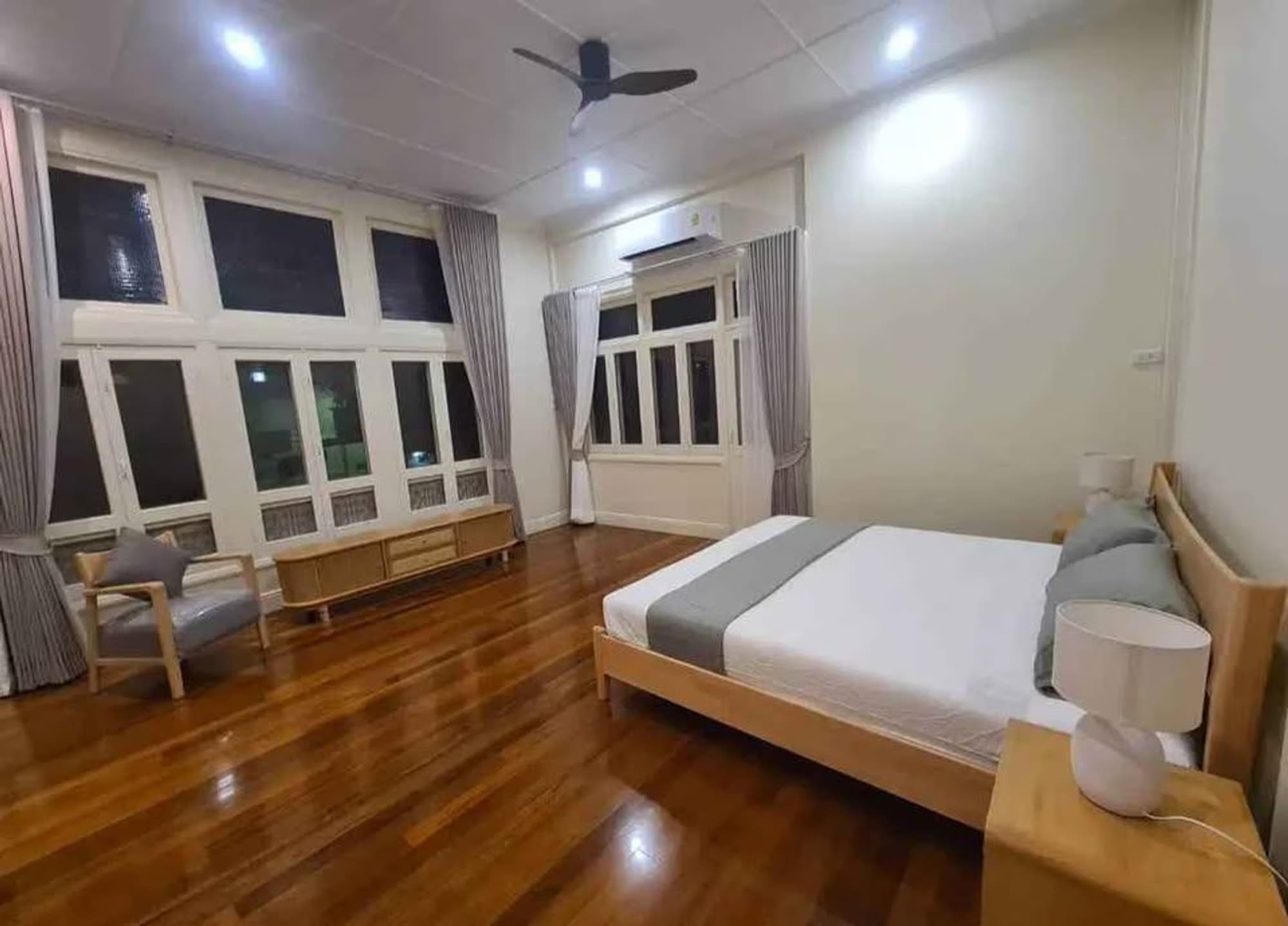5 Bed House for Rent in Khlong Toei - Image 13