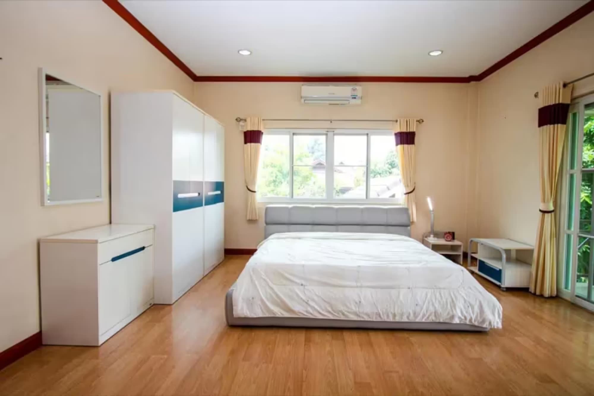 6 Bedroom House - Image 4