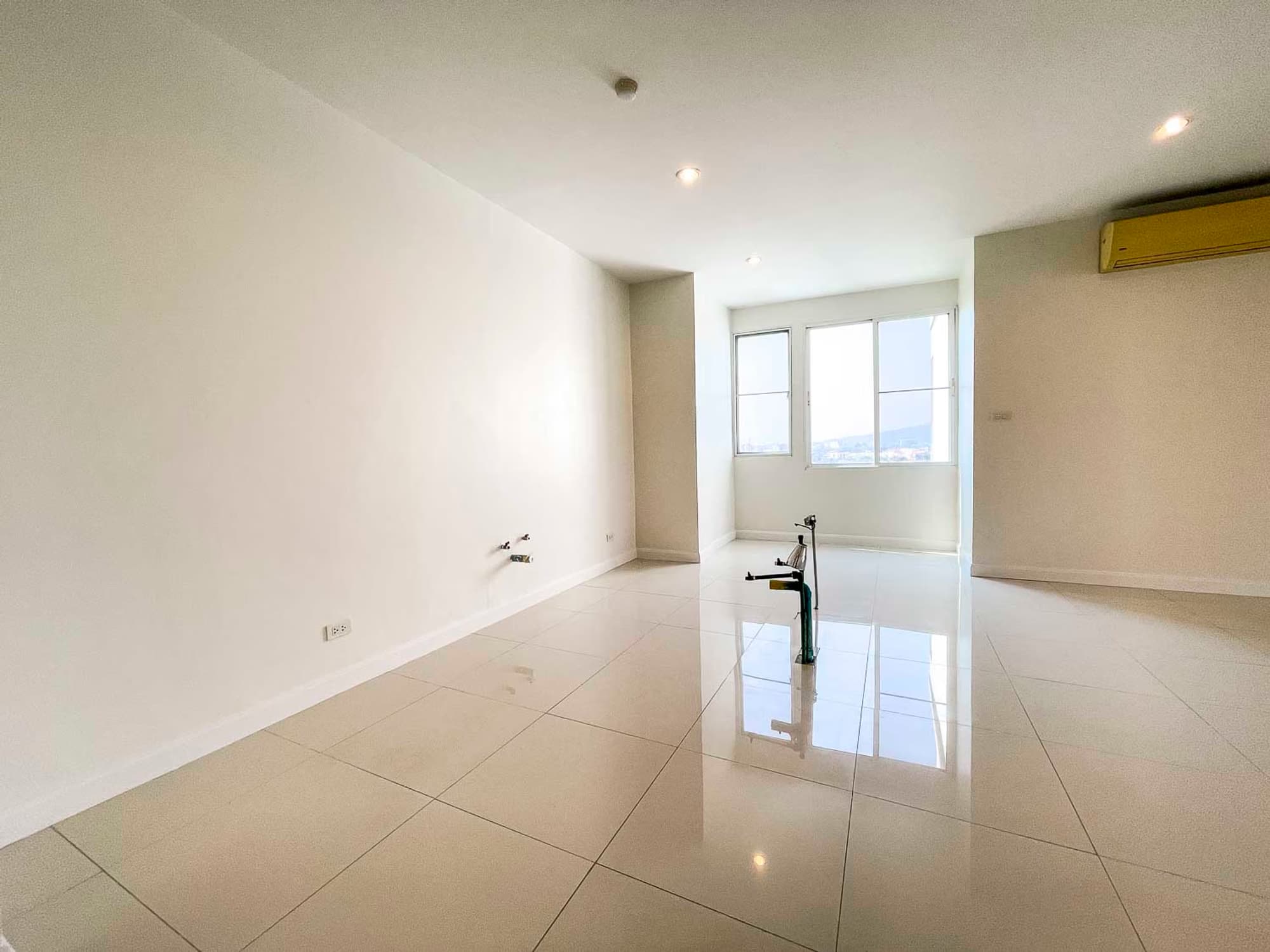 Unfurnished 4 Bed Condo w. Stunning Mountain View for Sale - Image 12
