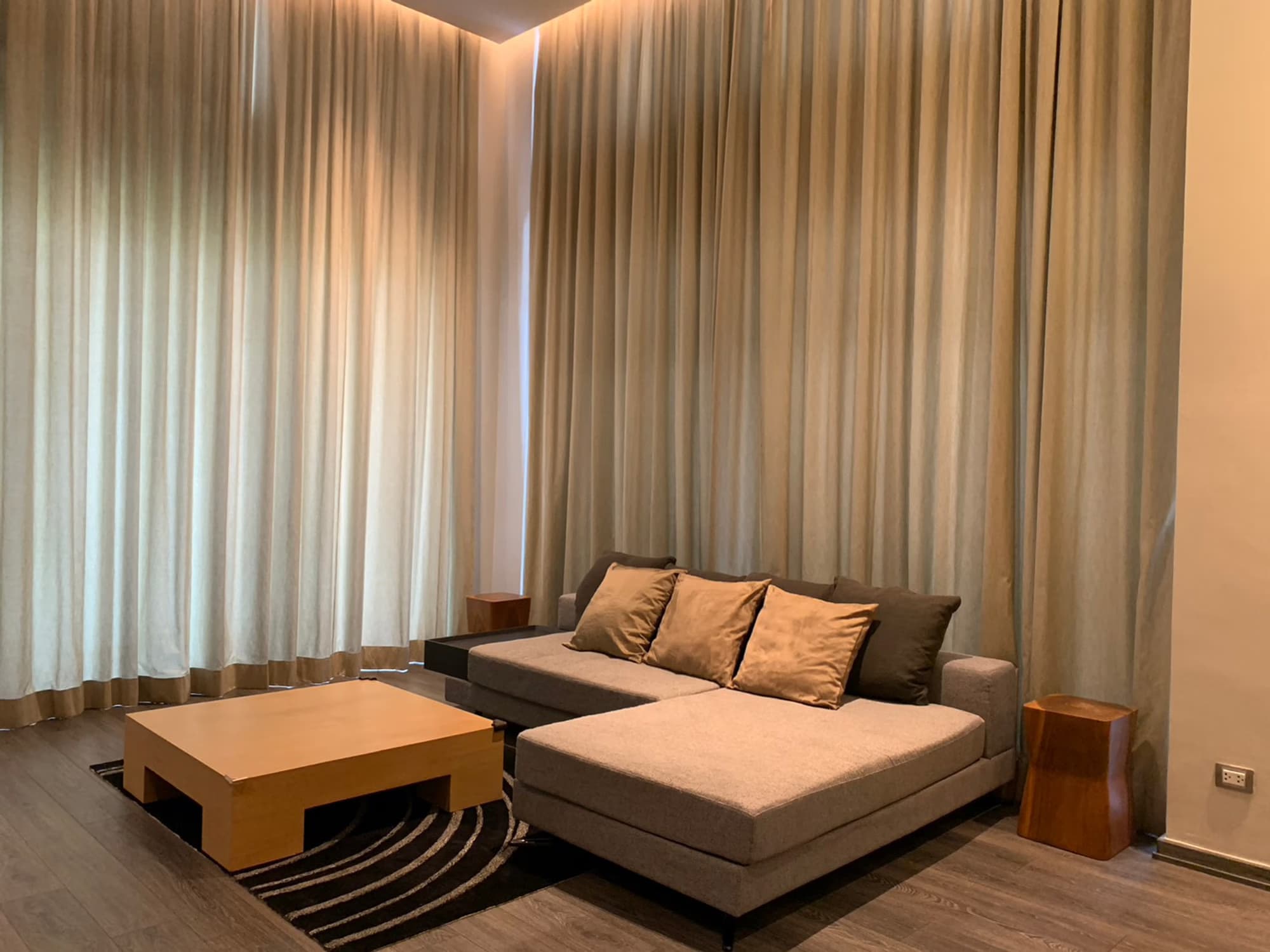 Condo for Rent at The Crest Ruamrudee - Image 1