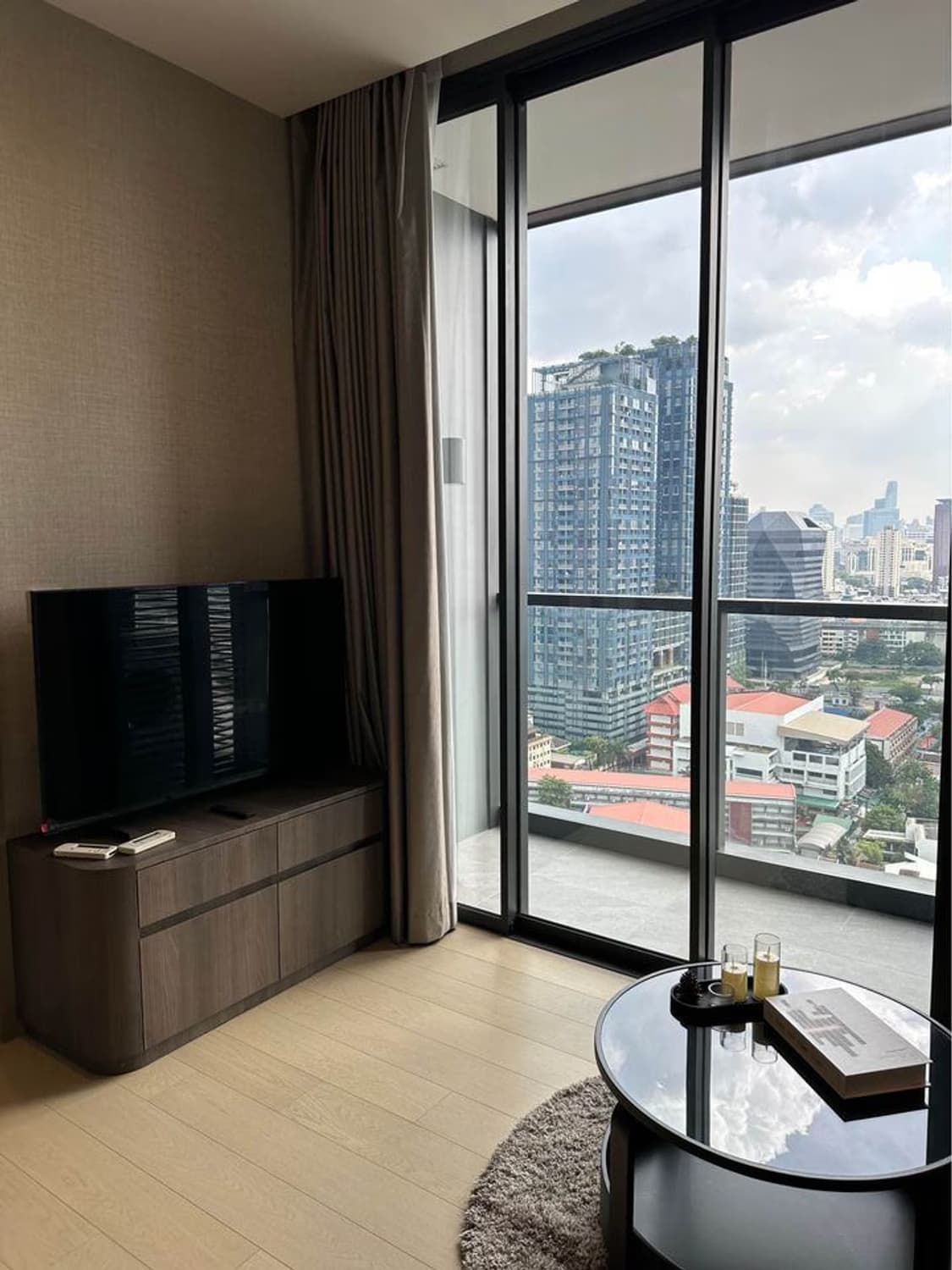 1 Bed Condo for Rent in Phaya Thai - Image 1