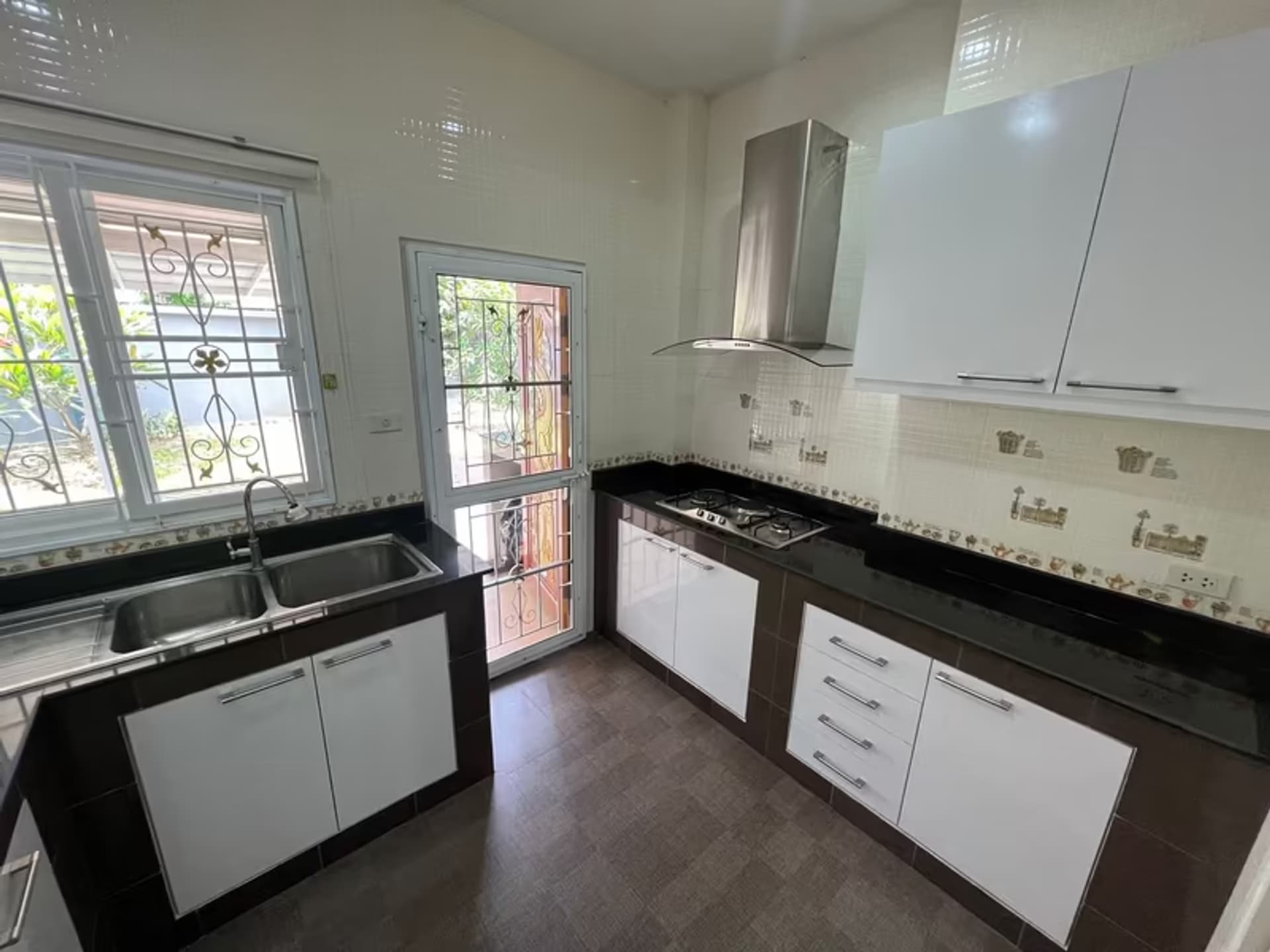 4 Bedroom House - Image 25