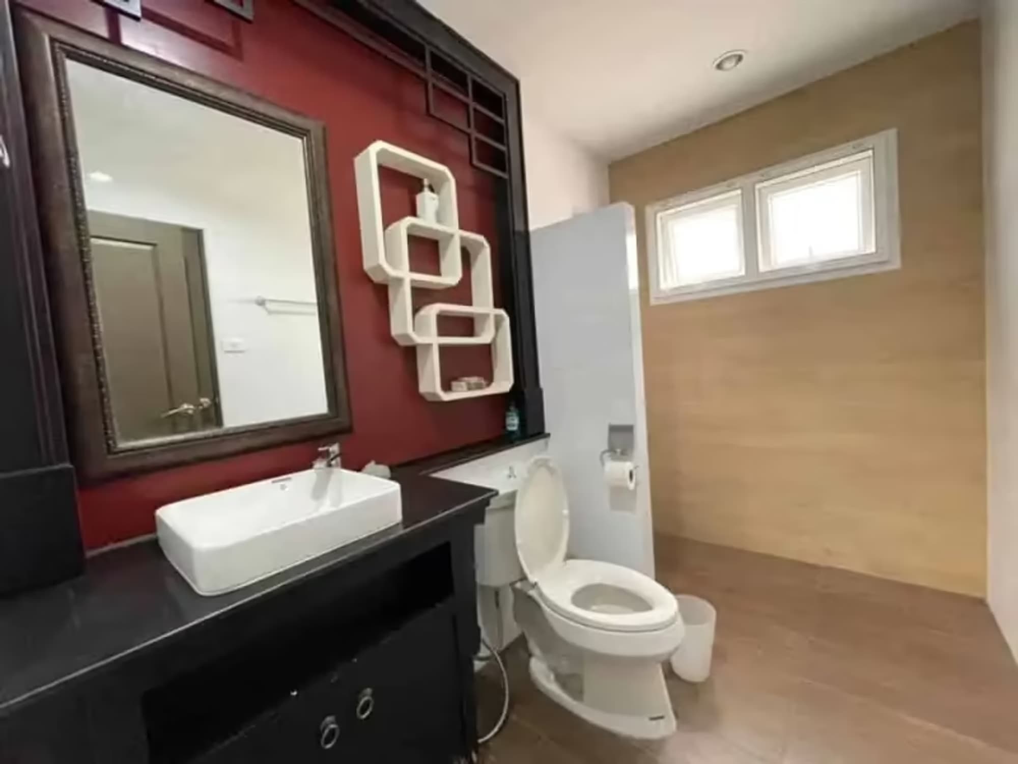 5 Bedroom House - Image 8