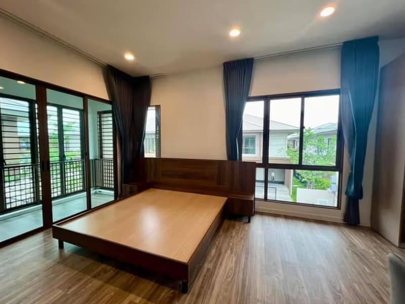 4 Bed House for Rent in Bang Kapi