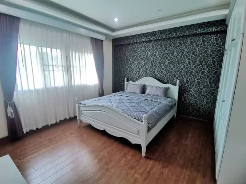 6 Bed House for Rent in San Sai