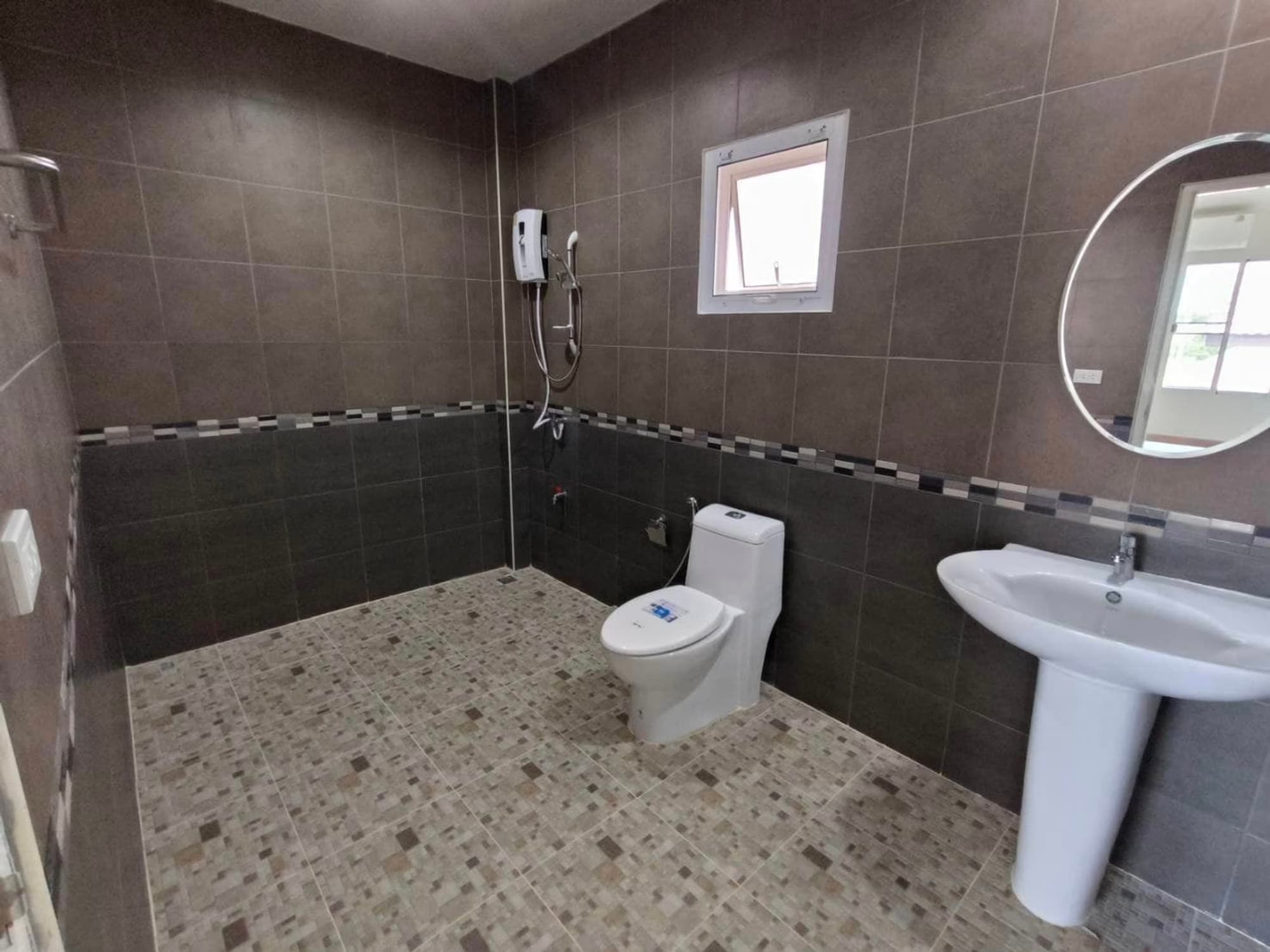 4 Bed House for Rent in Saraphi - Image 9