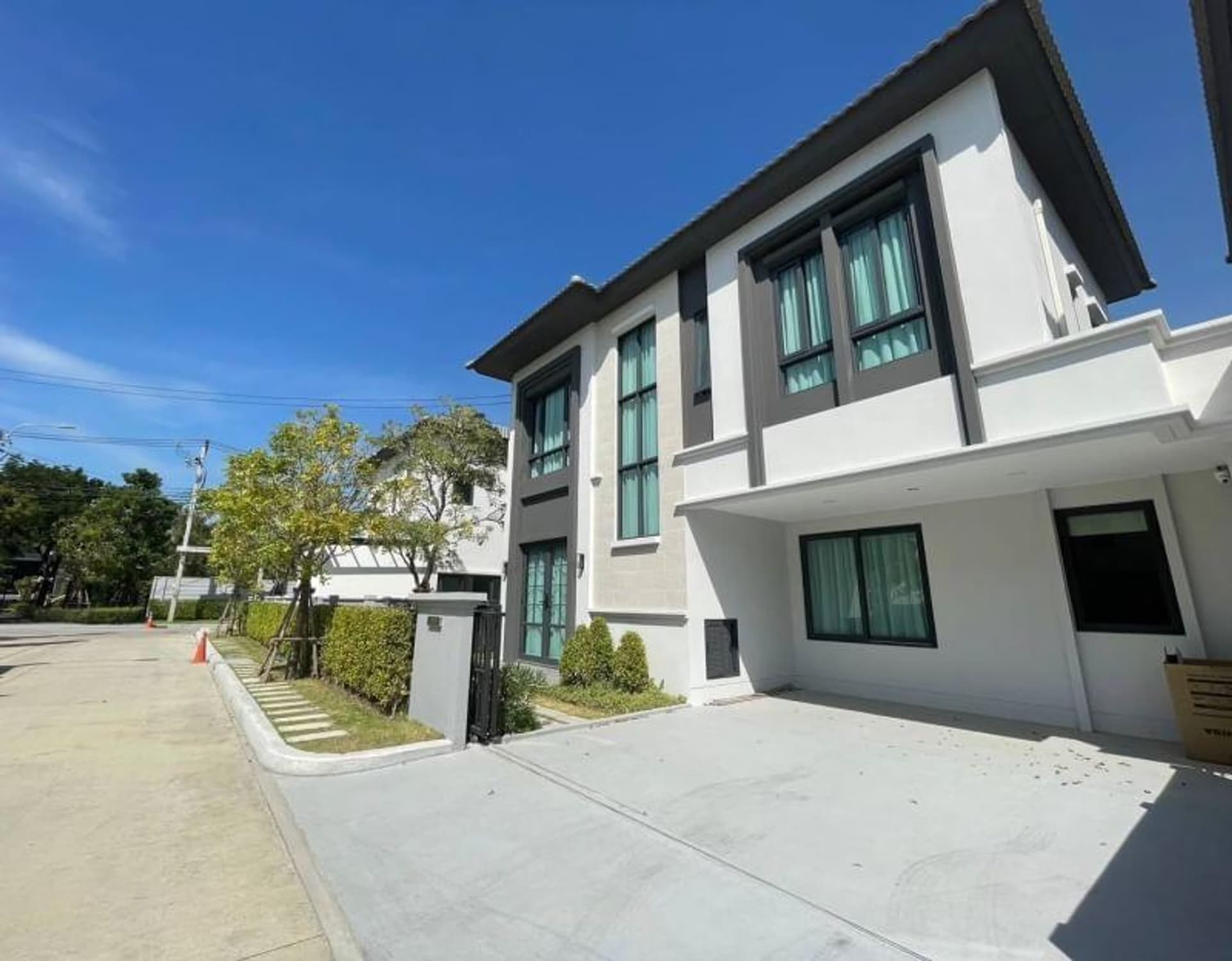 3 Bed House for Rent and Sale in Bang Phli - Image 2