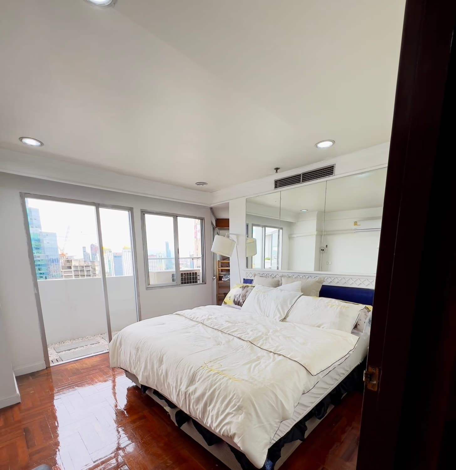 2 ห้องนอน Condo สำหรับ จำหน่าย ใกล้ Phloen Chit BTS - Image 3