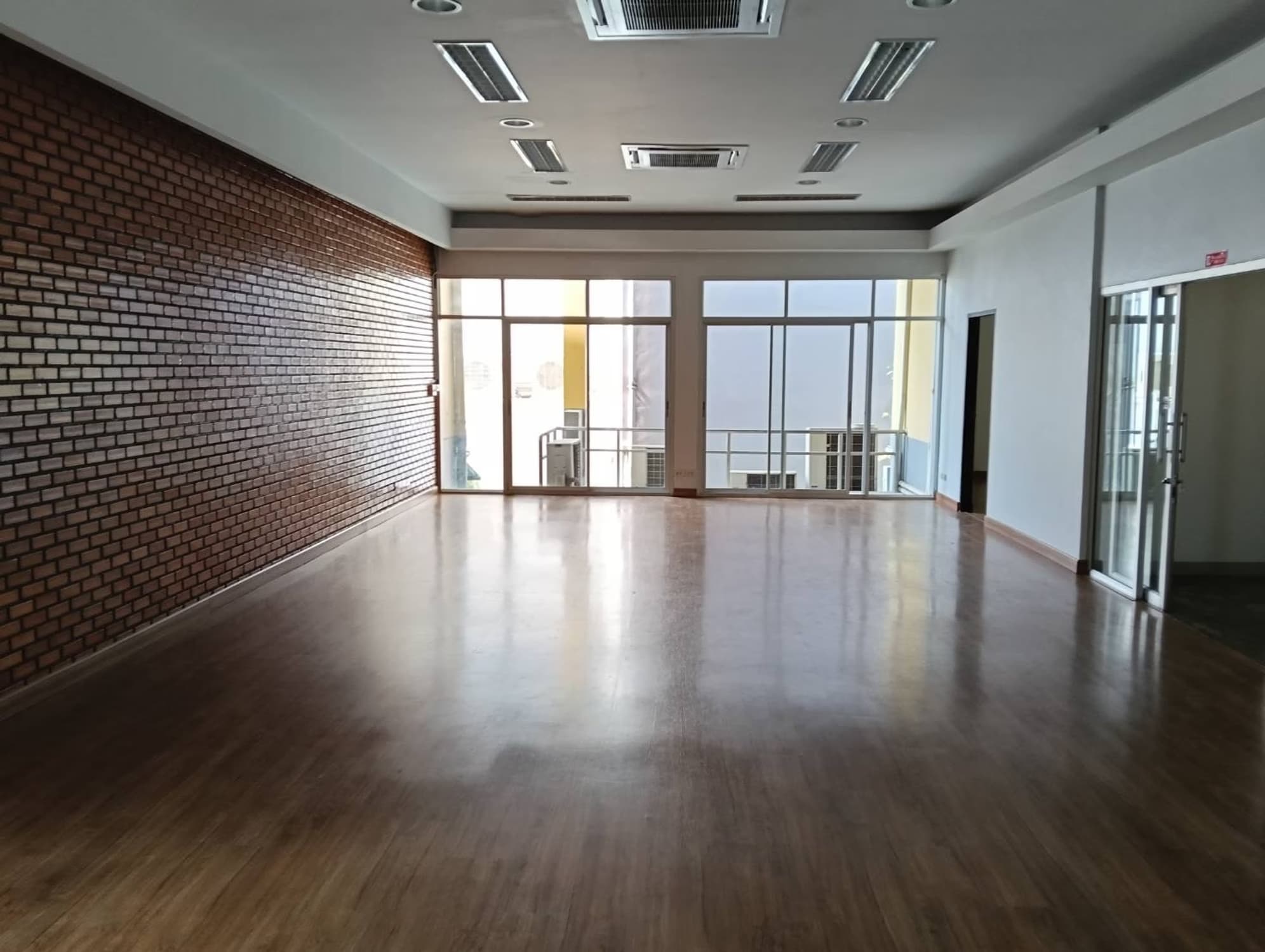Studio Commercial for Rent in Mueang Chiang Mai District - Image 2 Studio Commercial for Rent in Mueang Chiang Mai District - Image 2