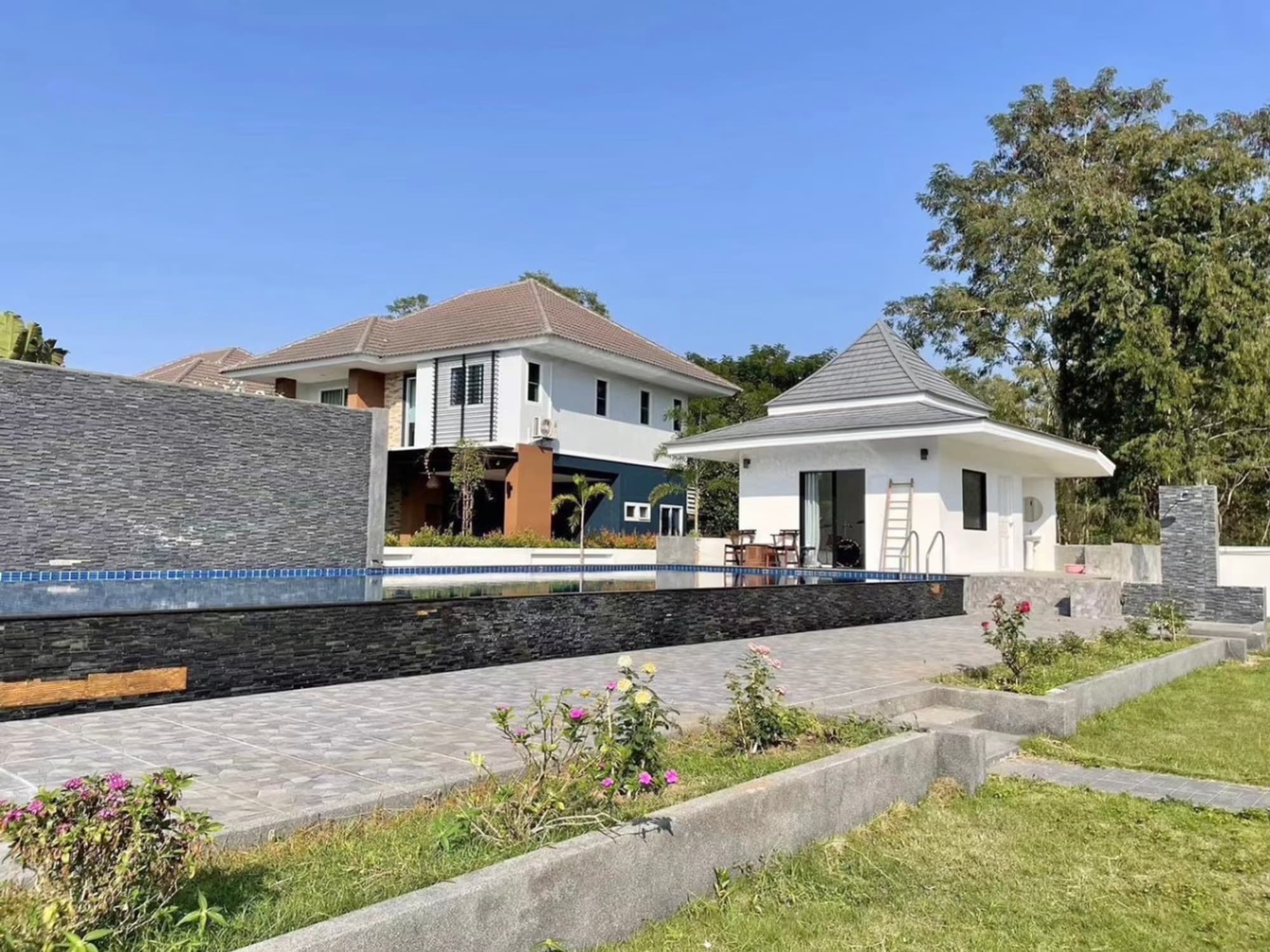 7 Bed House for Rent in San Sai District - Image 3