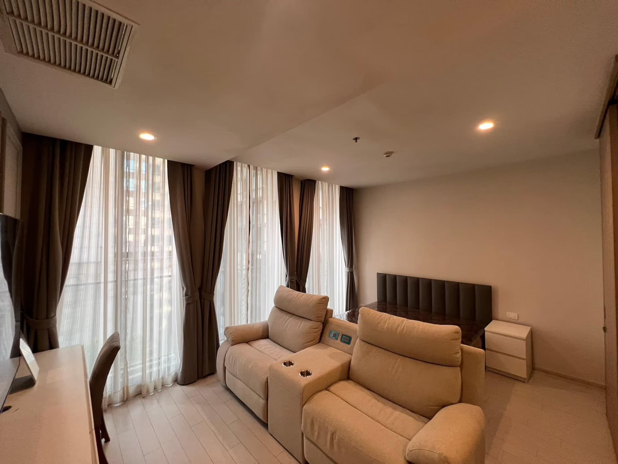 Noble Phloen Chit - Image 1