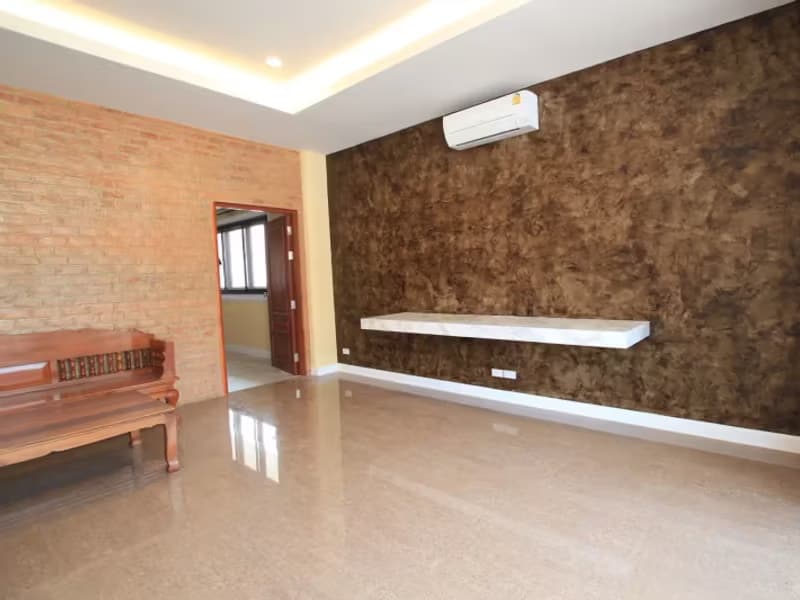 6 Bedroom House