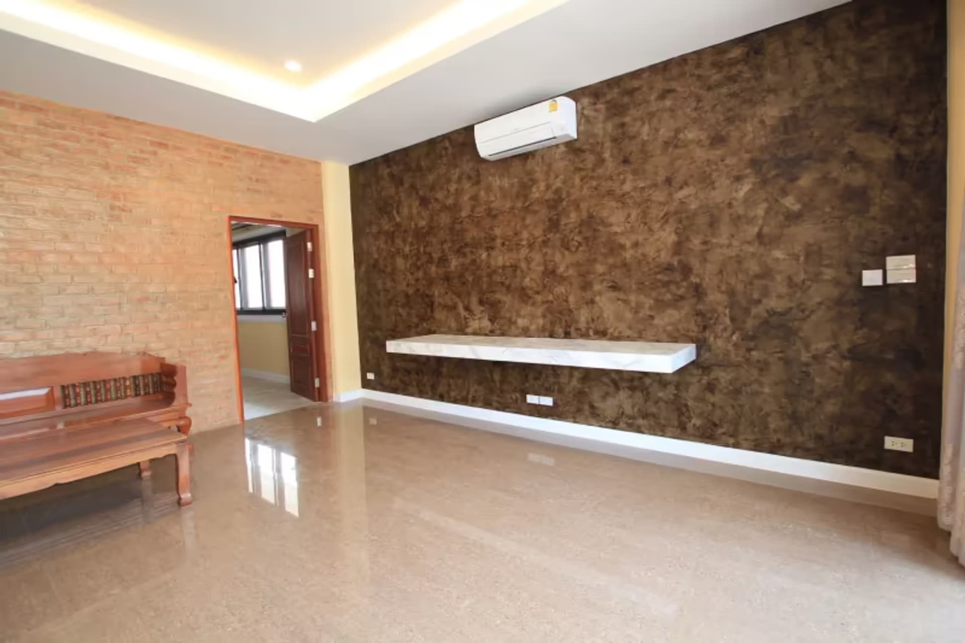 6 Bedroom House - Image 12