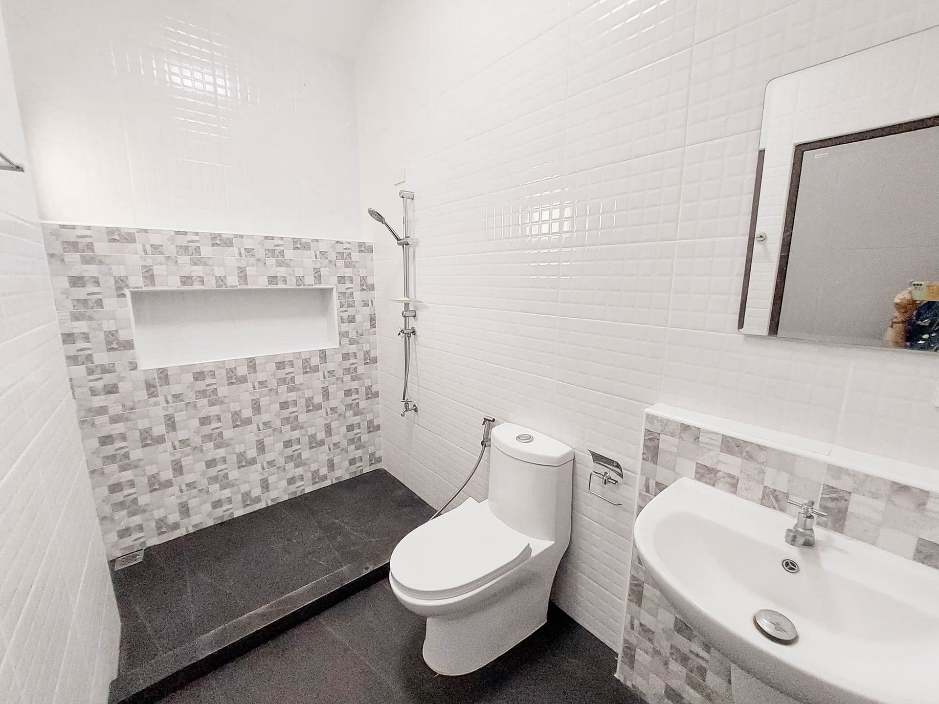 3 Bed House for Rent in Hang Dong - Image 8