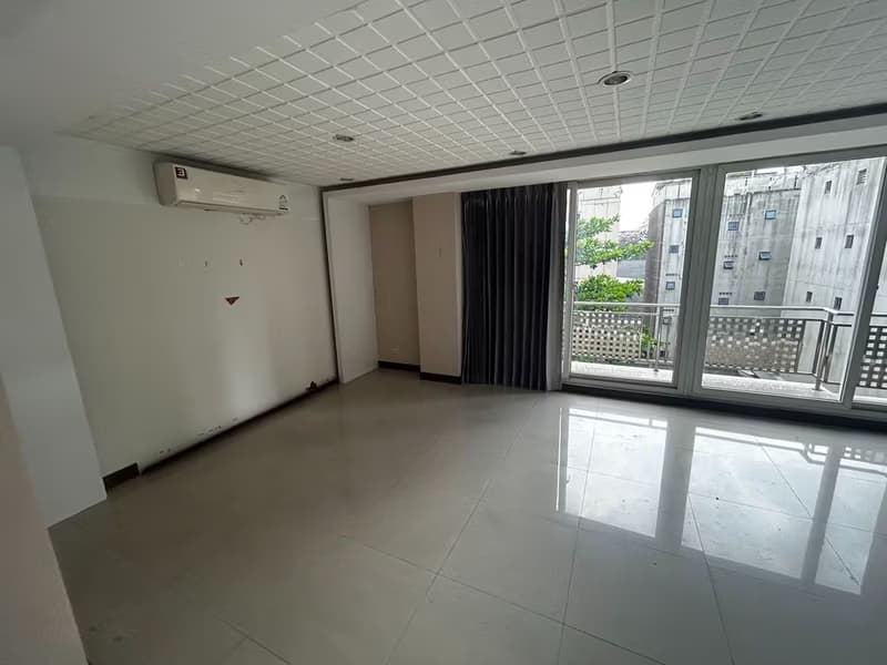 Commercial for Rent in Huai Khwang 