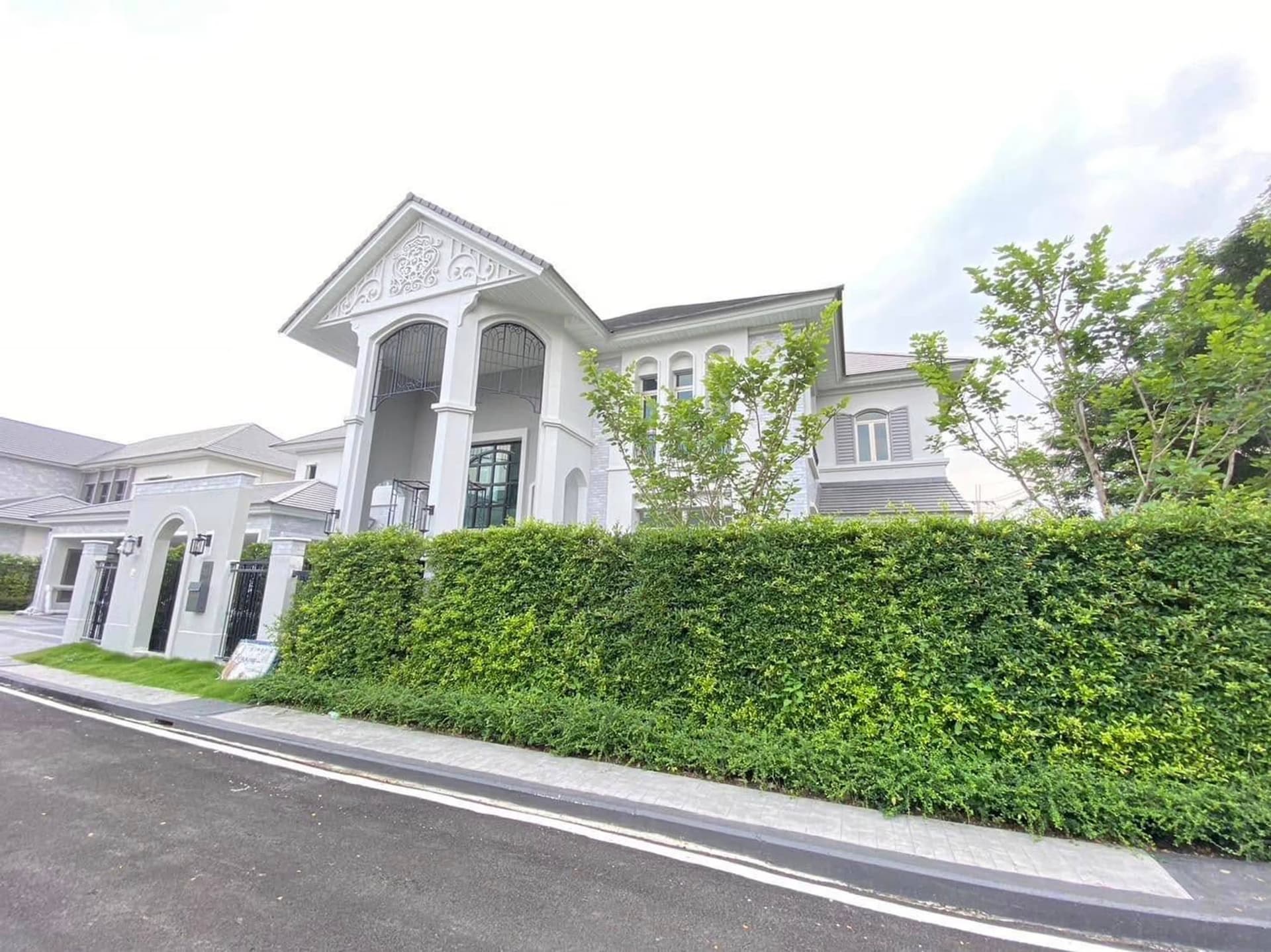 5 Bed House for Rent and Sale in Lat Krabang - Image 1