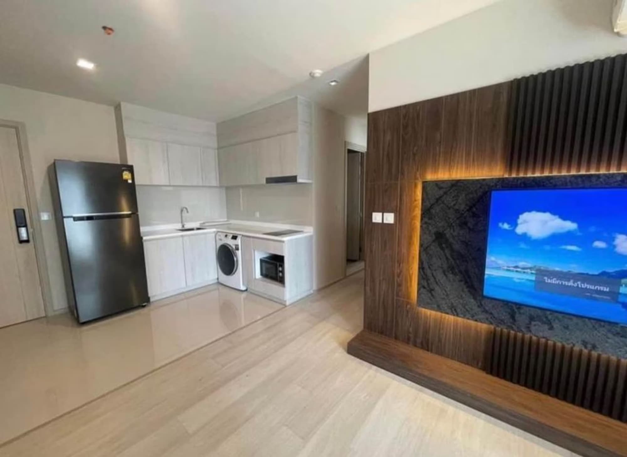 2 Bed Condo for Rent and Sale in Pathum Wan - Image 2