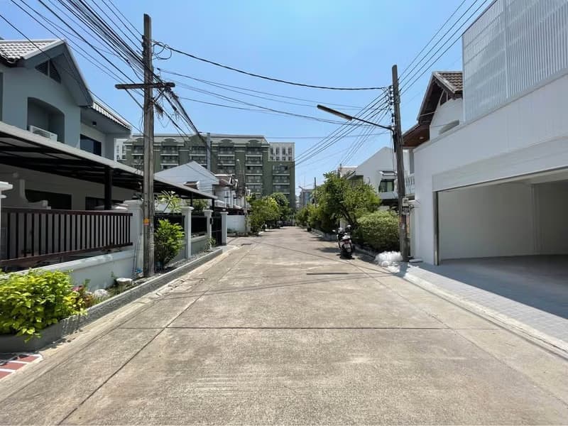 4 Bed House for Sale in Huai Khwang
