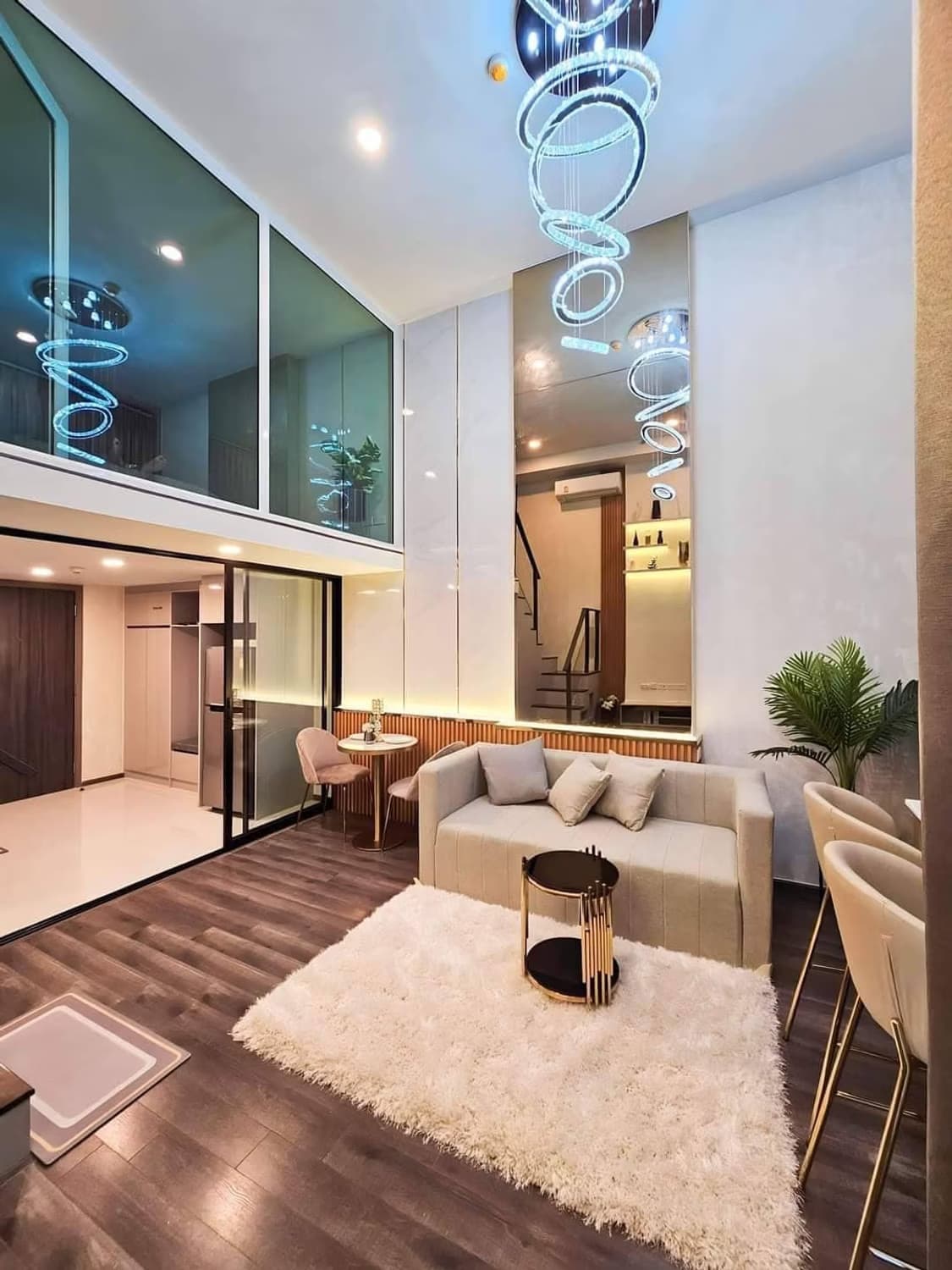 1 ห้องนอน Condo สำหรับ จำหน่าย ใกล้ Phra Ram 9 MRT - Image 1
