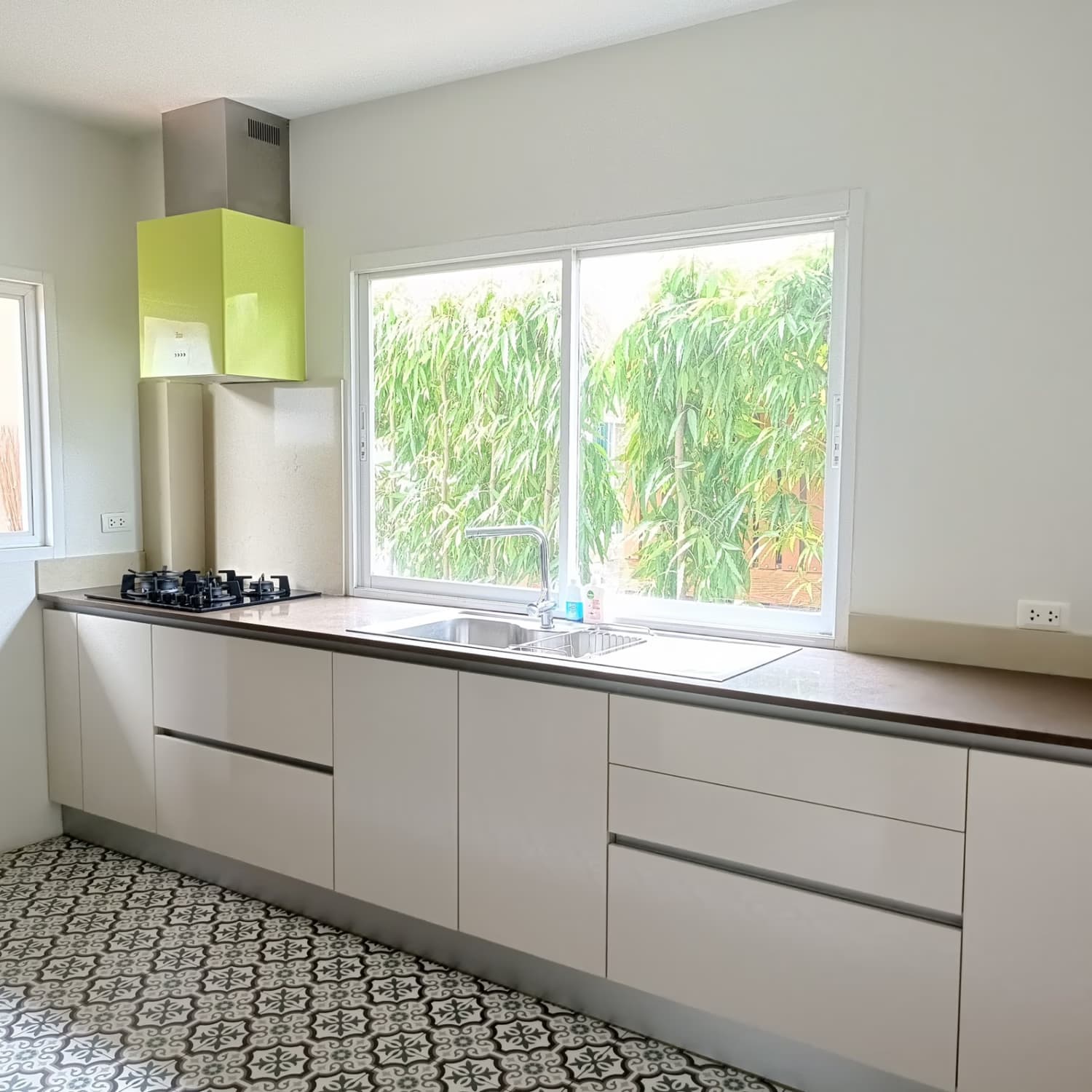 4 Bed House for Rent in Saraphi - Image 4