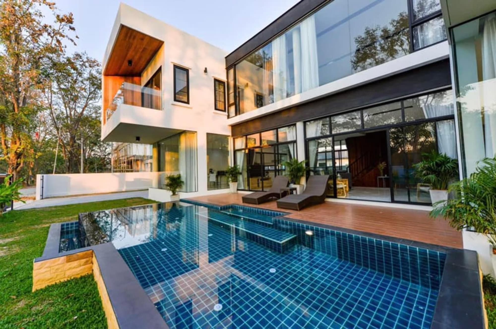6 Bedroom House - Image 1