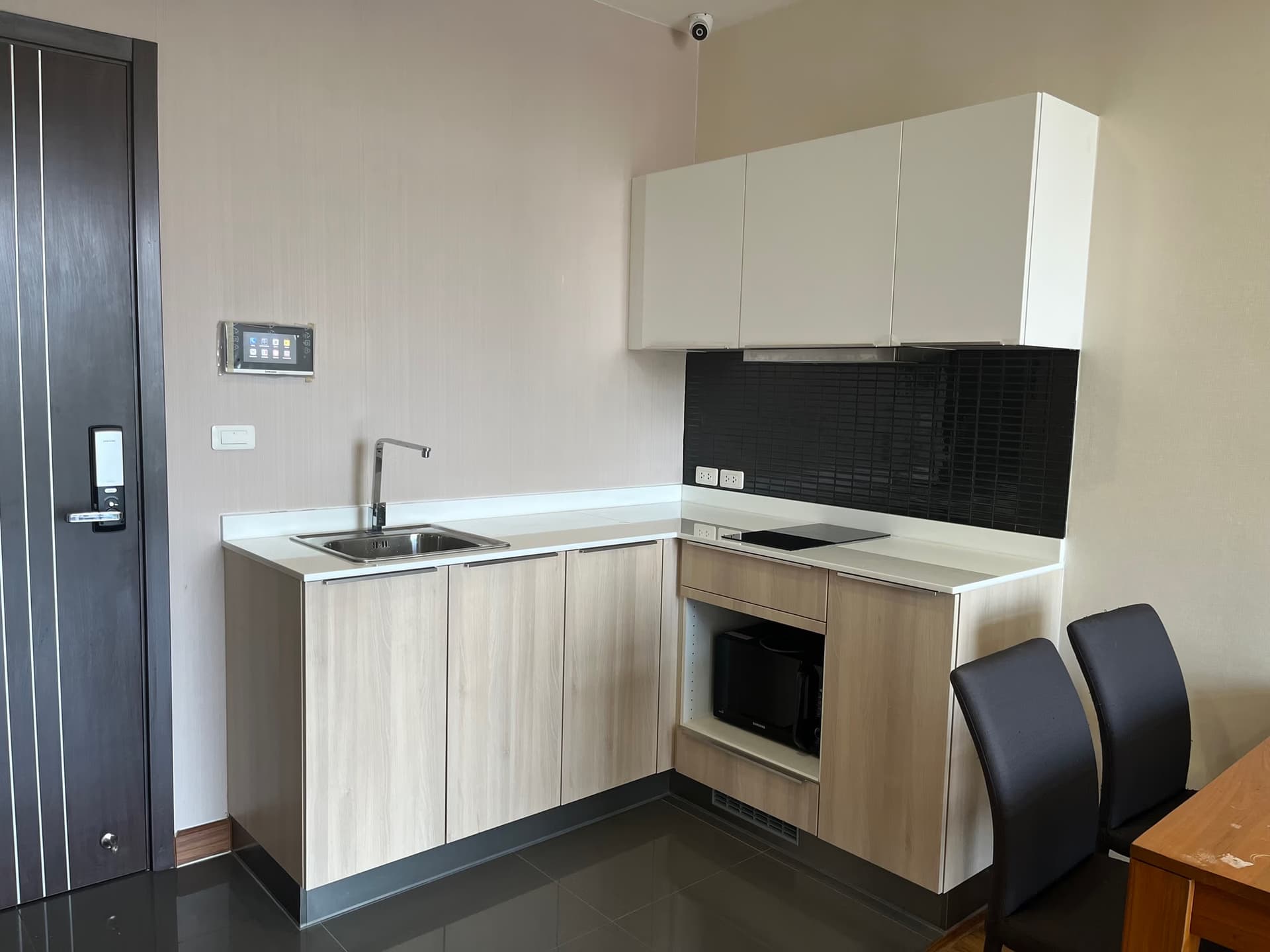 Condo for Rent, Sale at Stylish Condo - Image 5