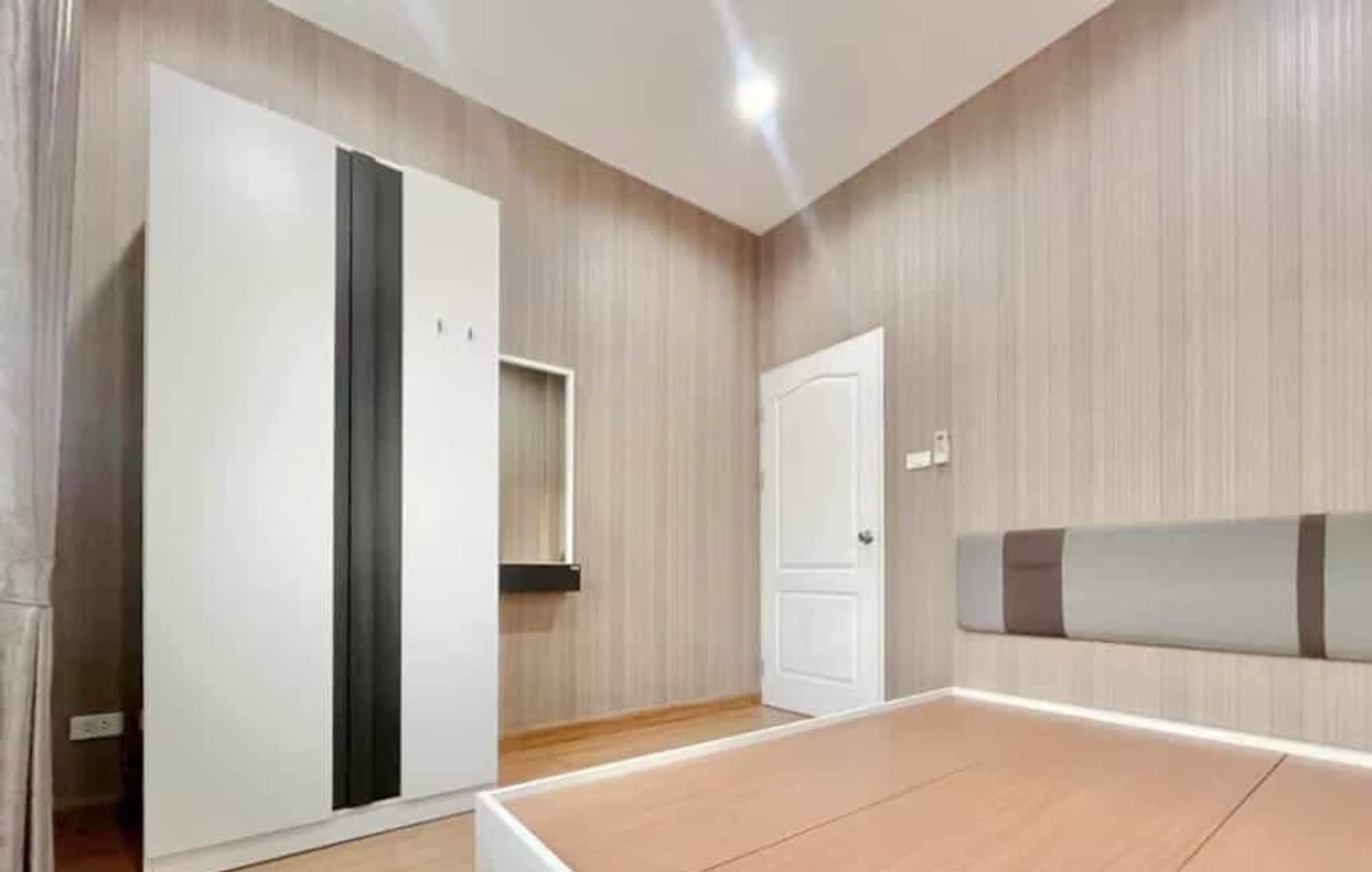 7 Bedroom House - Image 12