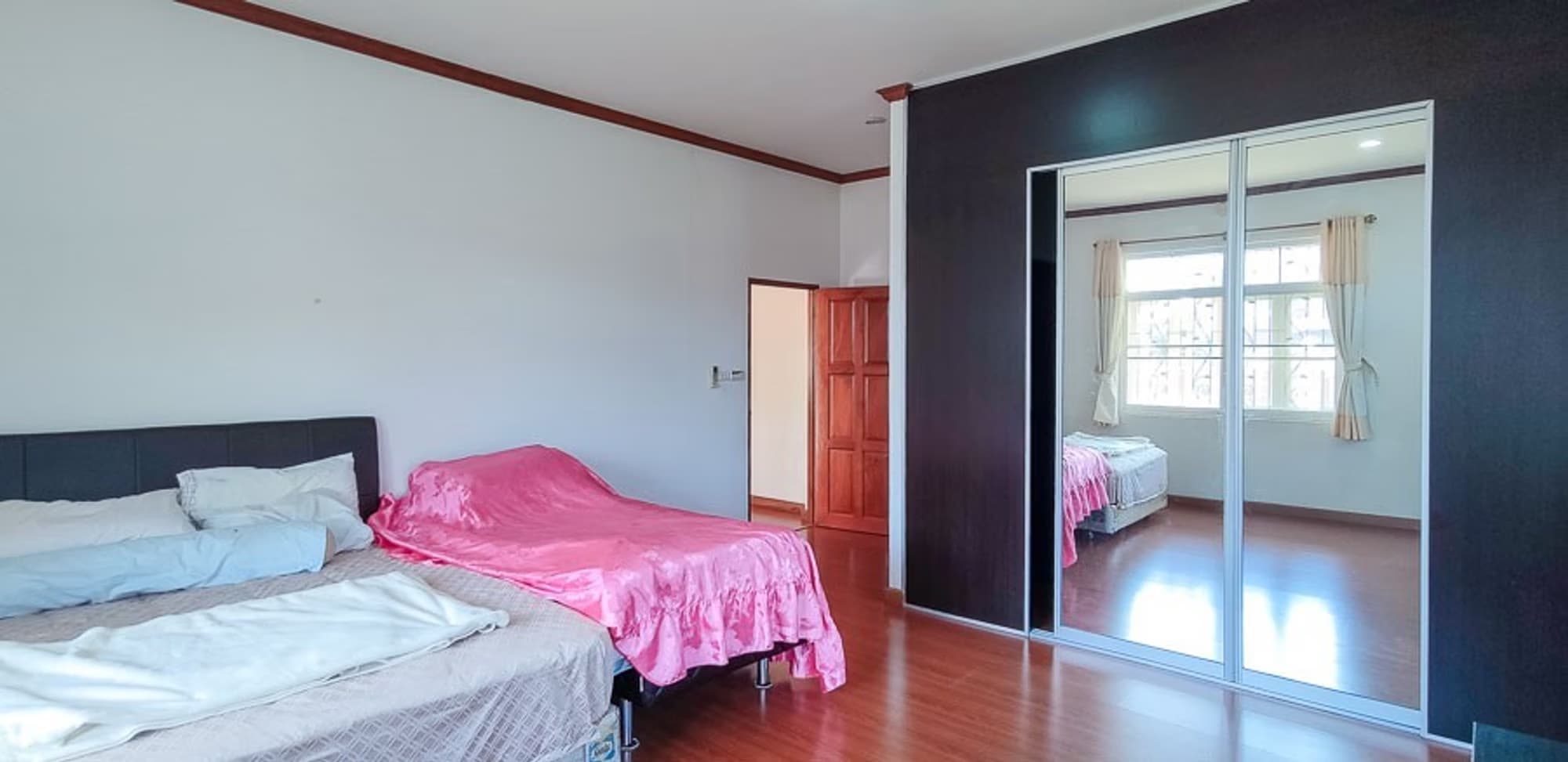 7 Bedroom House - Image 15