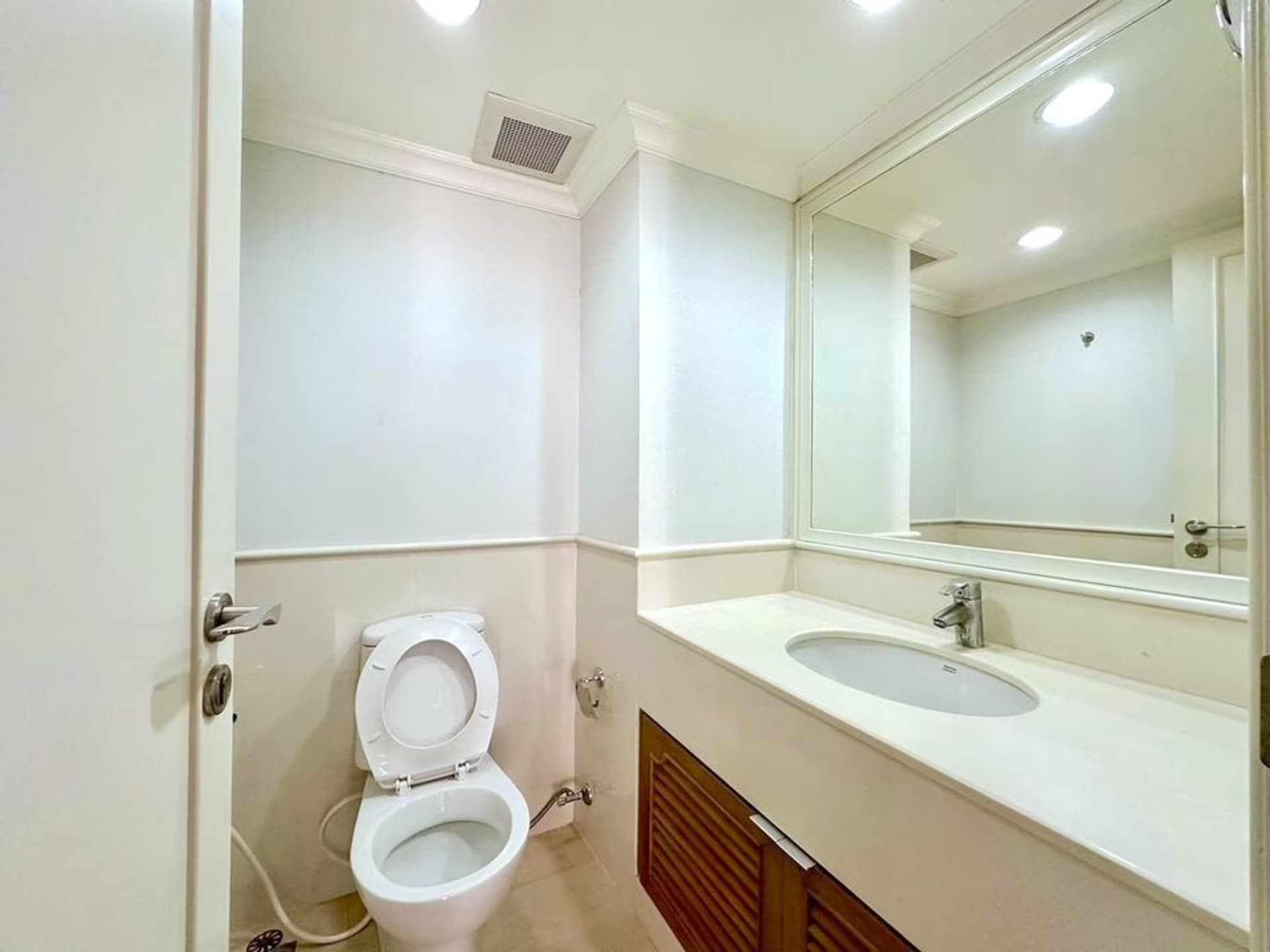 2 Bed Condo for Rent in Pathum Wan - Image 4