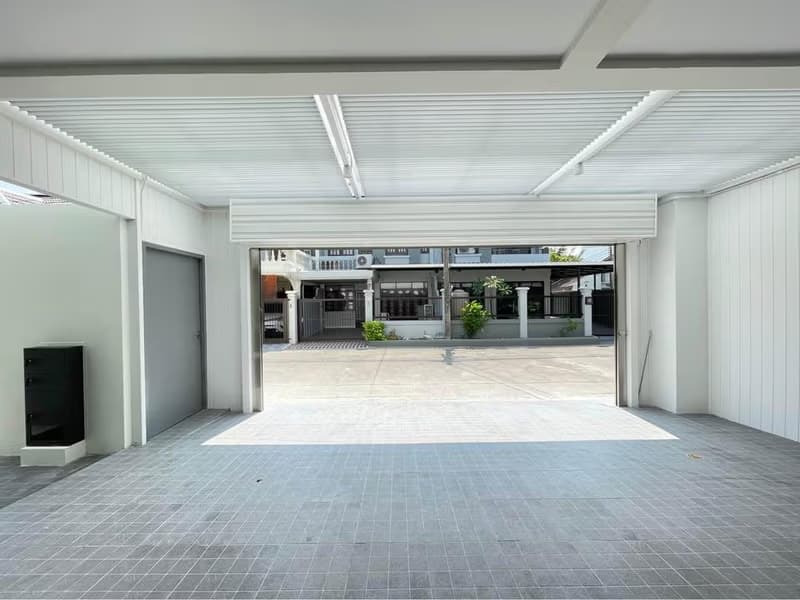 4 Bed House for Sale in Huai Khwang