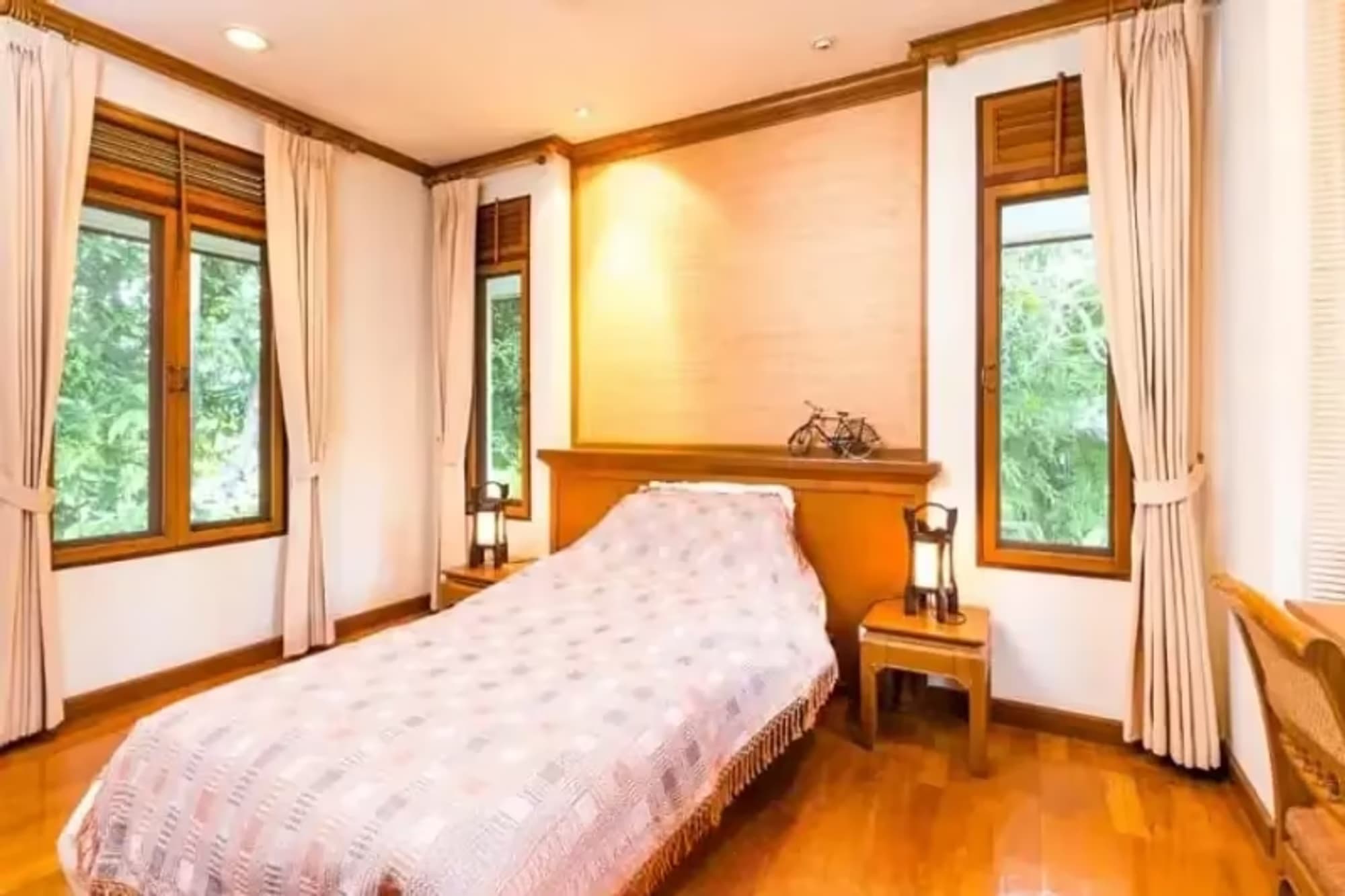 6 Bedroom House - Image 23