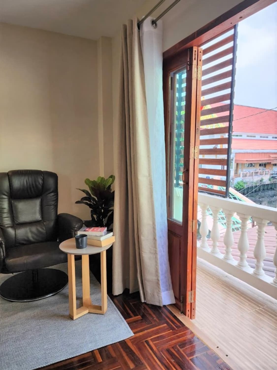 3 Bed House for Rent in Thon Buri - Image 3
