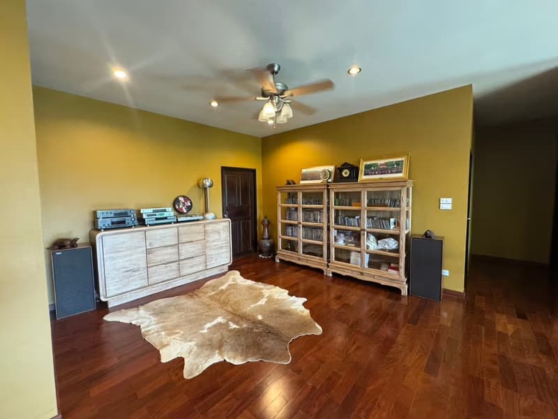 6 Bed House for Sale in Hang Dong District